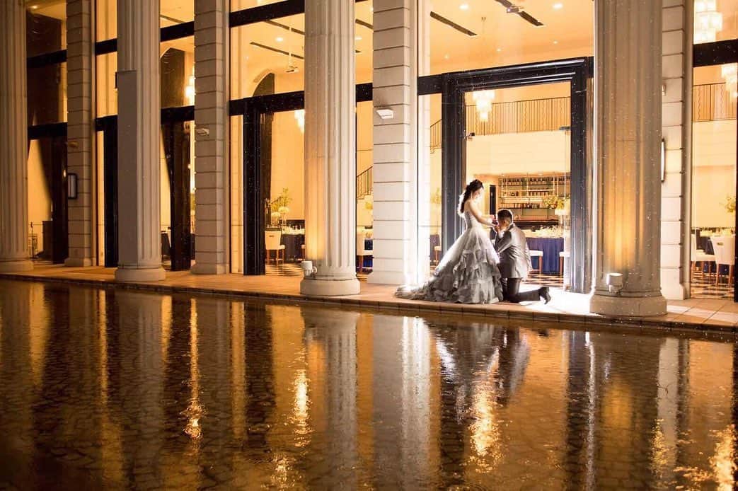 金沢結婚式 ヴィラグランディス金沢のインスタグラム：「@villagrandis_kanazawa   Will you marry me? 💍  あの時降っていた雨 雨が美しくするワンシーン 想い出を形にしたワンショット  【#ヴィラ嫁　#ヴィラファミリー】  ●プレ花さん　 ●卒花さん　 ●ヴィラグランディスと出逢って下さった皆様  #ヴィラ嫁 #ヴィラファミリー @villagrandis_kanazawa   で最幸の想い出を共有しましょう🌿  ヴィラグランディスを応援し想って下さる皆様のファミリーとして当日だけではなくこれからも人生を一緒にお祝いしていけますように🥂  #ヴィラグランディス #前撮り #前撮りポーズ  #プロポーズされたらヴィラへ」