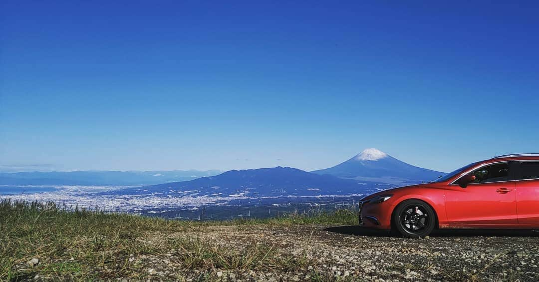 橋本英也のインスタグラム：「Morning drive of my life. #mtfuji🗻 #firstsnow #初雪❄️ #富士山 #izuskyline #shizuoka #伊豆スカイライン #mazda #mazda6 #lc500 #rays #rayswheels #幸せは感じるもの」