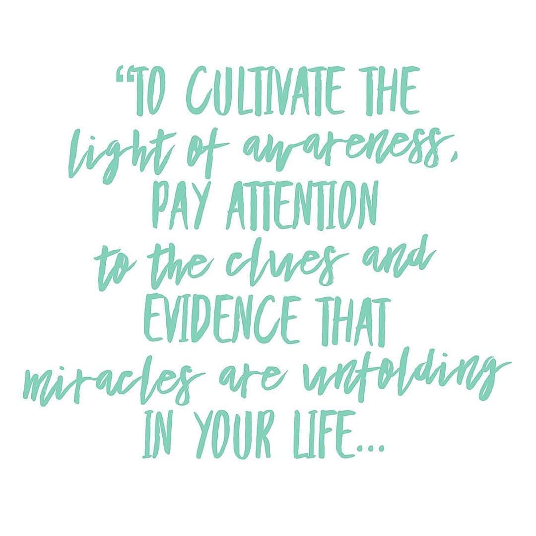 ブリアンナ・ブラウンのインスタグラム：「💜 this quote and I incorporate the essence of it within exercises of #manifestingyourmission. Check out the new website with amazing testimonials and info on the latest and largest update on MYM.briannabrownkeen.com or briannabrownkeen.com under SHOP. The latest version is even more profound after coaching folks through the method/process. Can’t wait to share the latest version in a few months when it’s available! 💜🙏🏽👊🏽  “To cultivate the light of awareness, pay attention to the clues and evidence that miracles are unfolding in your life. Notice the unexpected opportunities that come your way, the flash of insight, a sudden feeling of peace or joy, a chance meeting, or a spontaneous creative experience. You may want to keep a list of daily miracles in your journal. Whatever we pay attention to expands in our experience, so as you focus your attention on miracles you will begin to notice more grace, happiness, and love.” -Deepak Chopra 🙏💜」