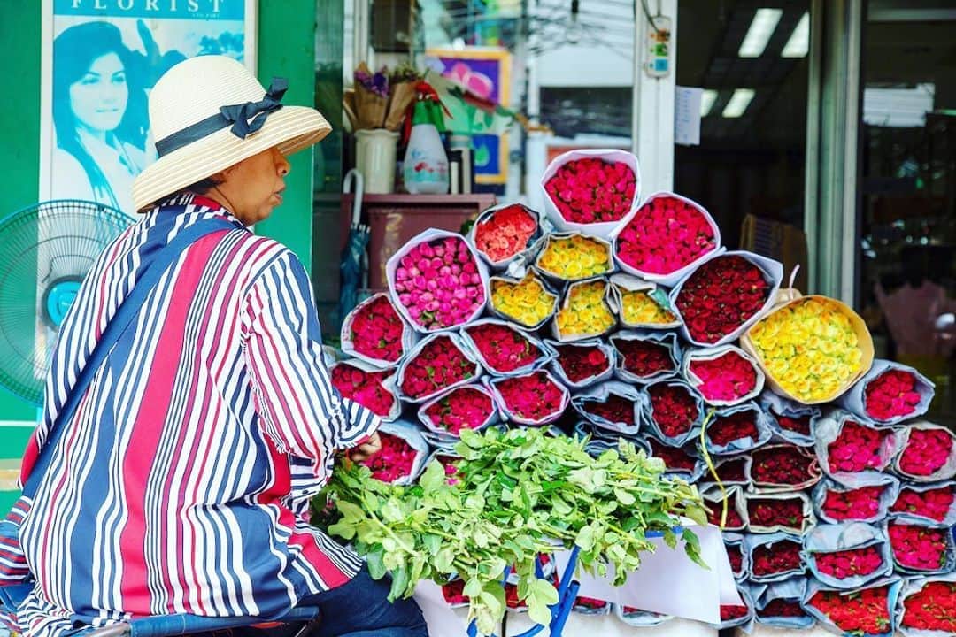 タイ国政府観光庁さんのインスタグラム写真 - (タイ国政府観光庁Instagram)「・﻿ ／﻿ パーク・クローン花市場から﻿ おはようございます☀️﻿ ＼﻿ ﻿ タイ最大の生花市「パーク・クローン花市場」の写真をお届け📸﻿ ﻿ チャオプラヤー川沿いの市場には100軒ほどの花屋が立ち並び、生花以外にも野菜や果物を売る店舗もあります💁﻿ ﻿ ジャスミンや蓮、蘭といったタイらしい花々から、寺院に供えるための花飾り「プアンマーライ」もいっぱい💐目でも香りでも楽しめるスポットです🌷🌻🌹✨﻿ ﻿ 今週も体調に気をつけながら、1週間がんばりましょう😊﻿ ﻿ #今週も頑張ろう #タイ #バンコク #パーククローン花市場 #花市場 #マーケット #こんなタイ知らなかった #はじめてのタイ #もっと知りタイ #タイ旅行 #バンコク旅行 #旅好きな人と繋がりたい #旅行好きな人と繋がりたい #海外旅行 #thailand #bangkok #bangkoktrip #pakkhlongtalat #flowermarket #amazingthailand #thailandtravel #thailandtrip #thai #thaistagram #lovethailand」9月28日 7時55分 - amazingthailandjp