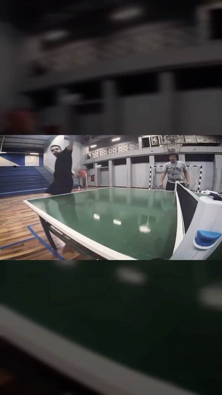 アレッサンドロ・ローザ・ヴィエイラのインスタグラム：「O @fred é oficialmente meu “filho” nos esportes?   Será que deu pra ele no 🏓?  LINK NO STORIES」