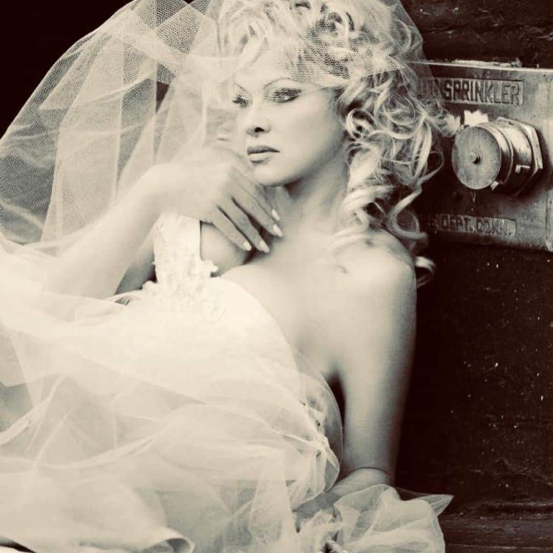 パメラ・アンダーソンのインスタグラム：「❤️ “I adore the struggle you carry in yourself. I adore your terrifying sincerity.” Anais Nin」