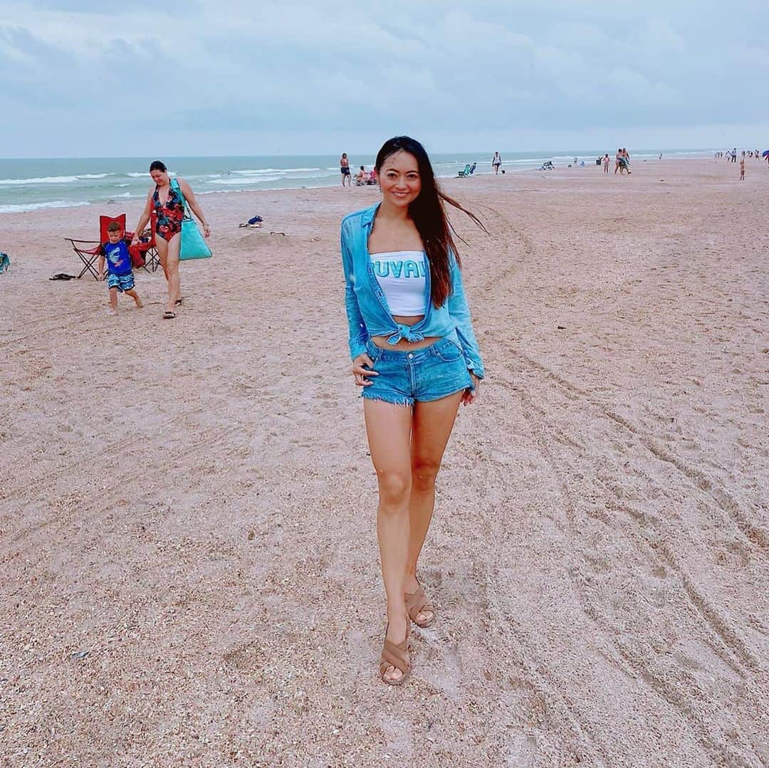 のインスタグラム：「Every moment in our lives is a miracle we should enjoy instead of ignoring✨ . . 【人と比べない生き方、比べるのは過去の自分】 アメリカに来て更に強く思うようになった。 自分は自分。他人は他人。  言葉も体つきも遺伝子も考え方も環境も、全部他人と違うんだから比べたってしゃーない！ 十人十色。色々な生き方があっていい。 日本人はとかく人の評価を気にしながら生きる人が多いなぁと思うけど、他人と自分を比べることには意味はない。 それをし始めると、自分に劣等感を感じたり、自分が持ってる素晴らしい部分に気付きにくくなっちゃう。 そんなの自分の人生なんだから勿体なさすぎる！ でも、かくいう私も日本にいた時は簡単にそういうわけにはいかなかったからストレスを抱えていたのだけれど。 今は誰と比べることもなくマイペースにやってます。 心がすごく楽。 環境はやはり大事だなぁとつくづく感じます。  【ライバルは過去の自分】  そう考えるだけで人生グッと楽になると思う。 他人ではなく、自分にフォーカスすることが、人生を生きやすくしてくれるんじゃないかな。  昨日の自分よりも一歩成長出来るよう、日々積み重ねる。  さぁ、今週も頑張りましょう‼️ . . #jacsonville #Jags #jaguars #gojags #roar #theroarofthejaguars #theroar #nfl #cheer #cheerleader #nflcheerleaders #america #americandream #duval #duuuval #チア #アメリカ生活 #チアリーダー #夢 #挑戦 #意志あるところに道は開ける #challenge #chance  #自己肯定感 #笑顔」