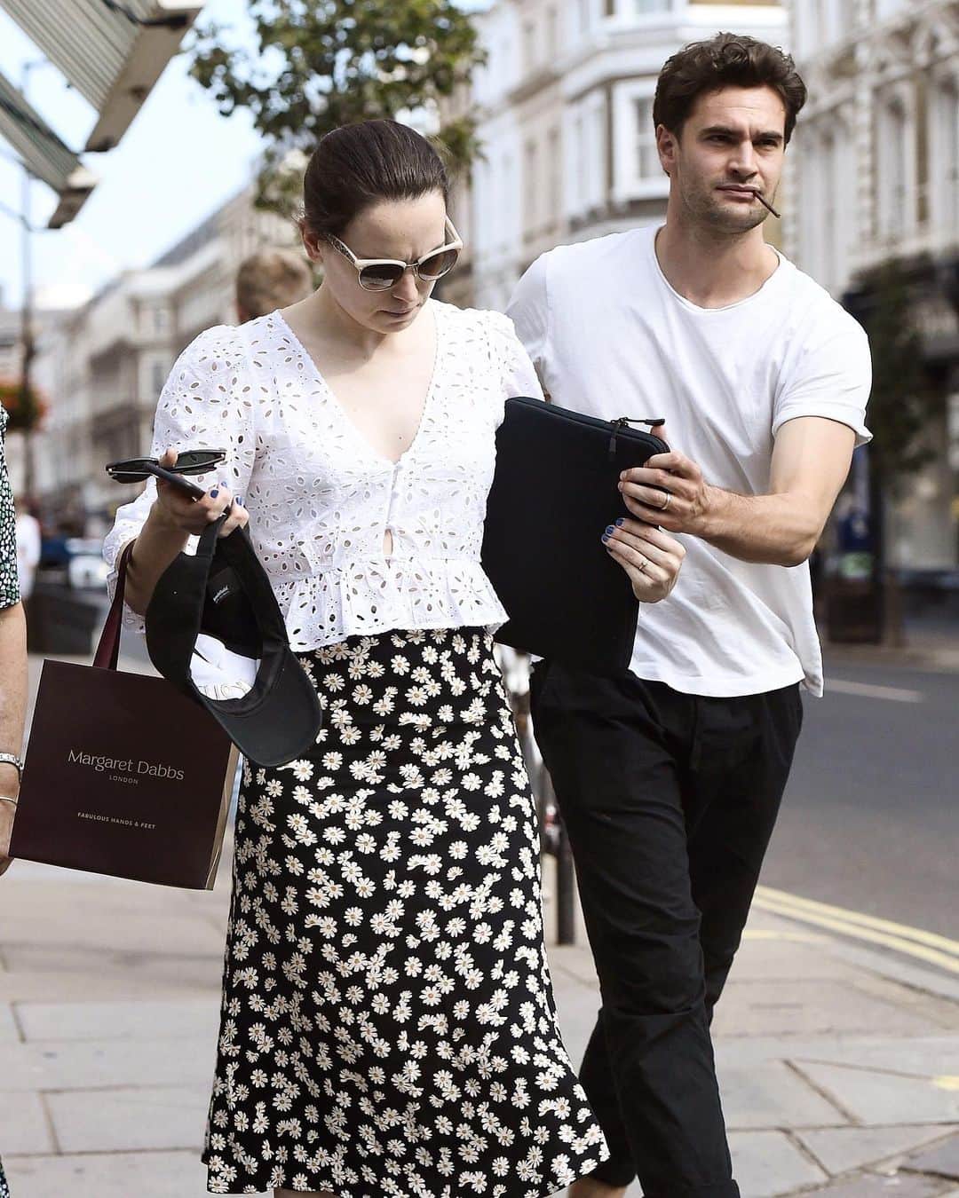 Just Jaredさんのインスタグラム写真 - (Just JaredInstagram)「Daisy Ridley and Tom Bateman spark more marriage rumors after wearing matching wedding rings during a lunch date in London earlier this week  #DaisyRidley #TomBateman Photos: Backgrid」9月28日 8時10分 - justjared