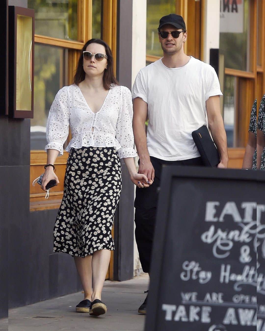 Just Jaredさんのインスタグラム写真 - (Just JaredInstagram)「Daisy Ridley and Tom Bateman spark more marriage rumors after wearing matching wedding rings during a lunch date in London earlier this week  #DaisyRidley #TomBateman Photos: Backgrid」9月28日 8時10分 - justjared