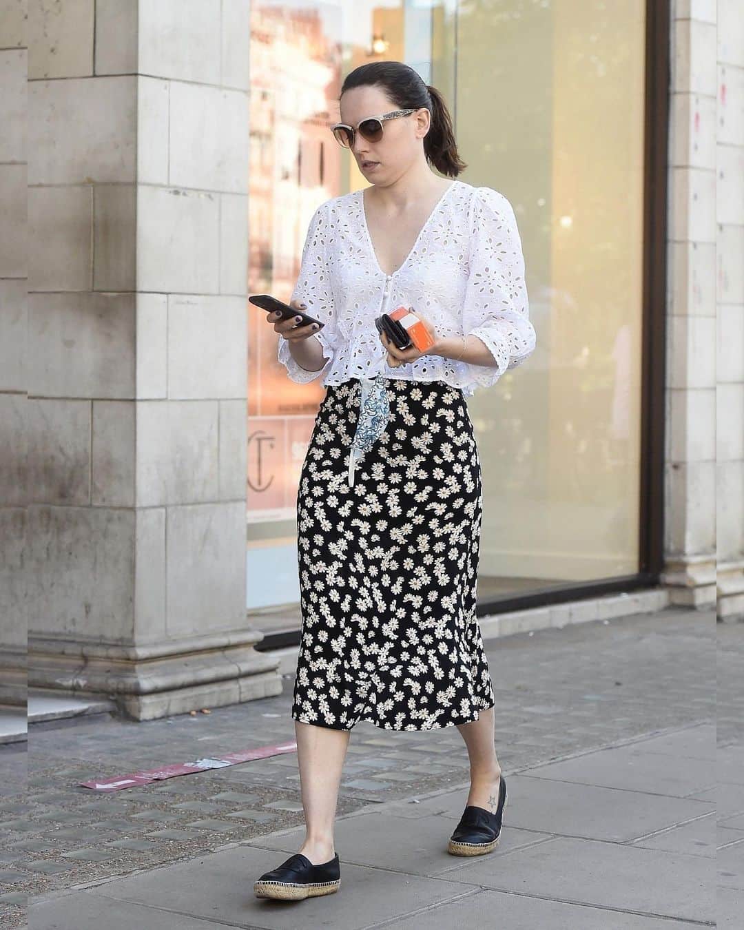 Just Jaredさんのインスタグラム写真 - (Just JaredInstagram)「Daisy Ridley and Tom Bateman spark more marriage rumors after wearing matching wedding rings during a lunch date in London earlier this week  #DaisyRidley #TomBateman Photos: Backgrid」9月28日 8時10分 - justjared