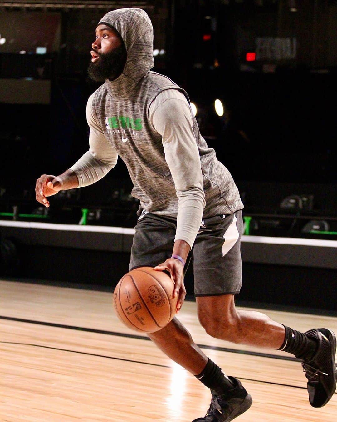 NBAさんのインスタグラム写真 - (NBAInstagram)「Hoodie JB ☘️  @fchwpo (G5: 28p/8r) and the @celtics look to even the series TONIGHT and force Game 7! #NBAPlayoffs」9月28日 8時04分 - nba
