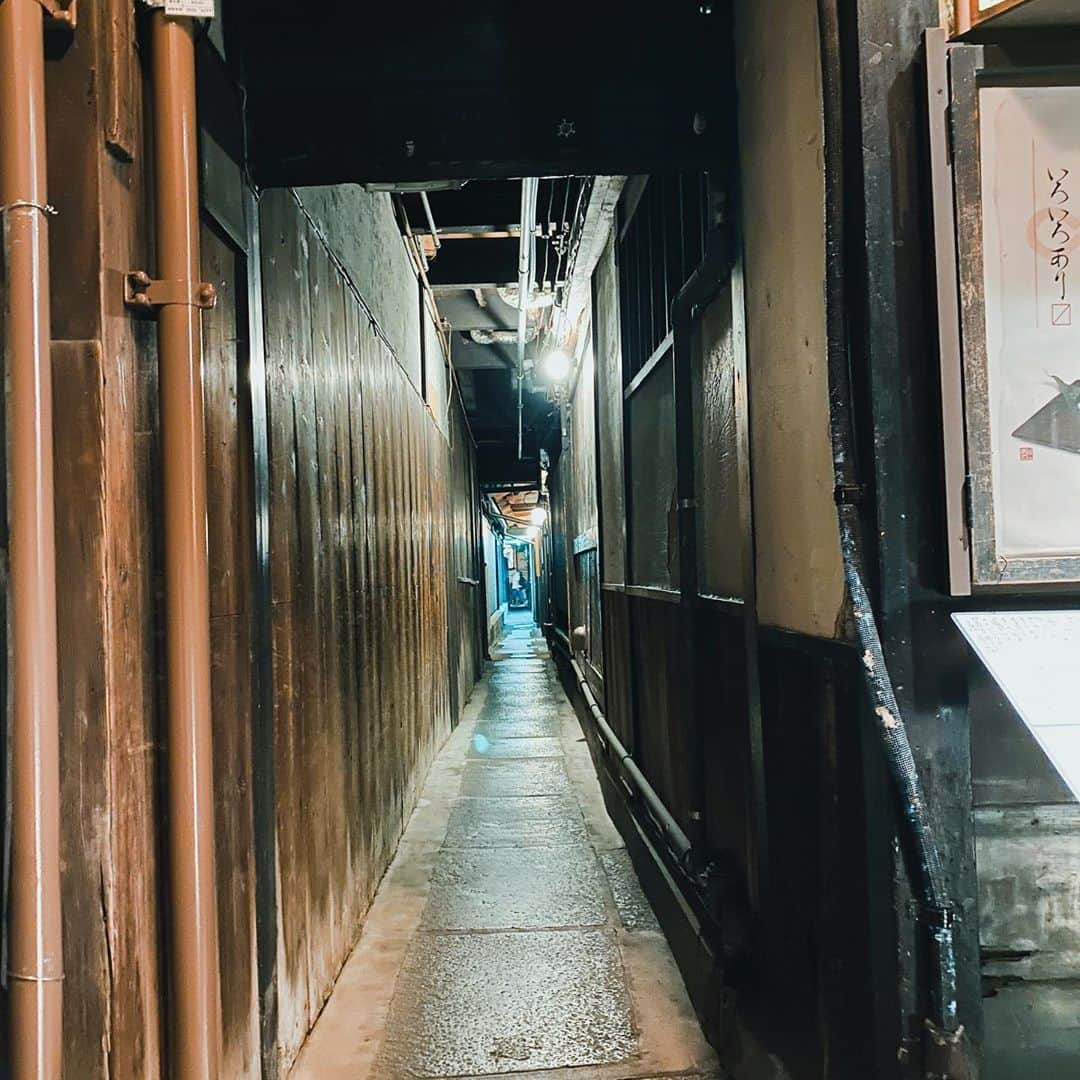 高山都さんのインスタグラム写真 - (高山都Instagram)「お仕事で京都に来ています。 夜は先斗町でハシゴ。 路地好きな自分は歩くだけでワクワクだったなー。 (マスク一瞬はずして、写真撮ってもらいました) 珍しく、日本酒にハイボールで、ちょっと二日酔い…走ってこよ。 夕方から、また東京でラジオの収録。 ひとときの京都味わいまーす。」9月28日 8時08分 - miyare38