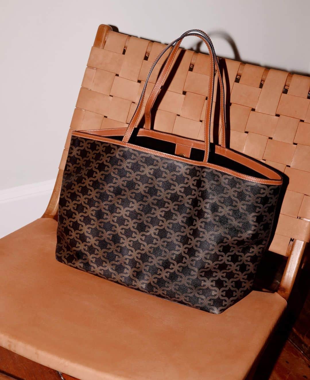 サムエデルマンのインスタグラム：「The ASHLEY tote.  Your latest accessory staple.  Tap to shop.   #SamEdelman #PreFall2020 #ForcesOfNature」