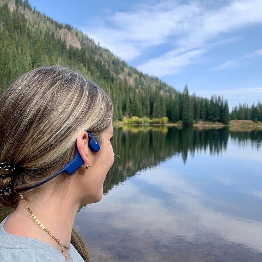 のインスタグラム：「Hayes and I officially found our new favorite hike in Beaver Creek, the Beaver Lake Trail! We were simply stunned the entire time, and the lake at the top of the climb was simply breathtaking. It was so special to take some time and escape into nature. With that in mind, I thought it would be great to take some time this week to answer any questions YOU might have on @aftershokz! Please comment any questions, whether it be what I think their best features are, what pair would be best for you, anything like that! Can’t wait to chat with you guys!! #shokzsquad #ad」
