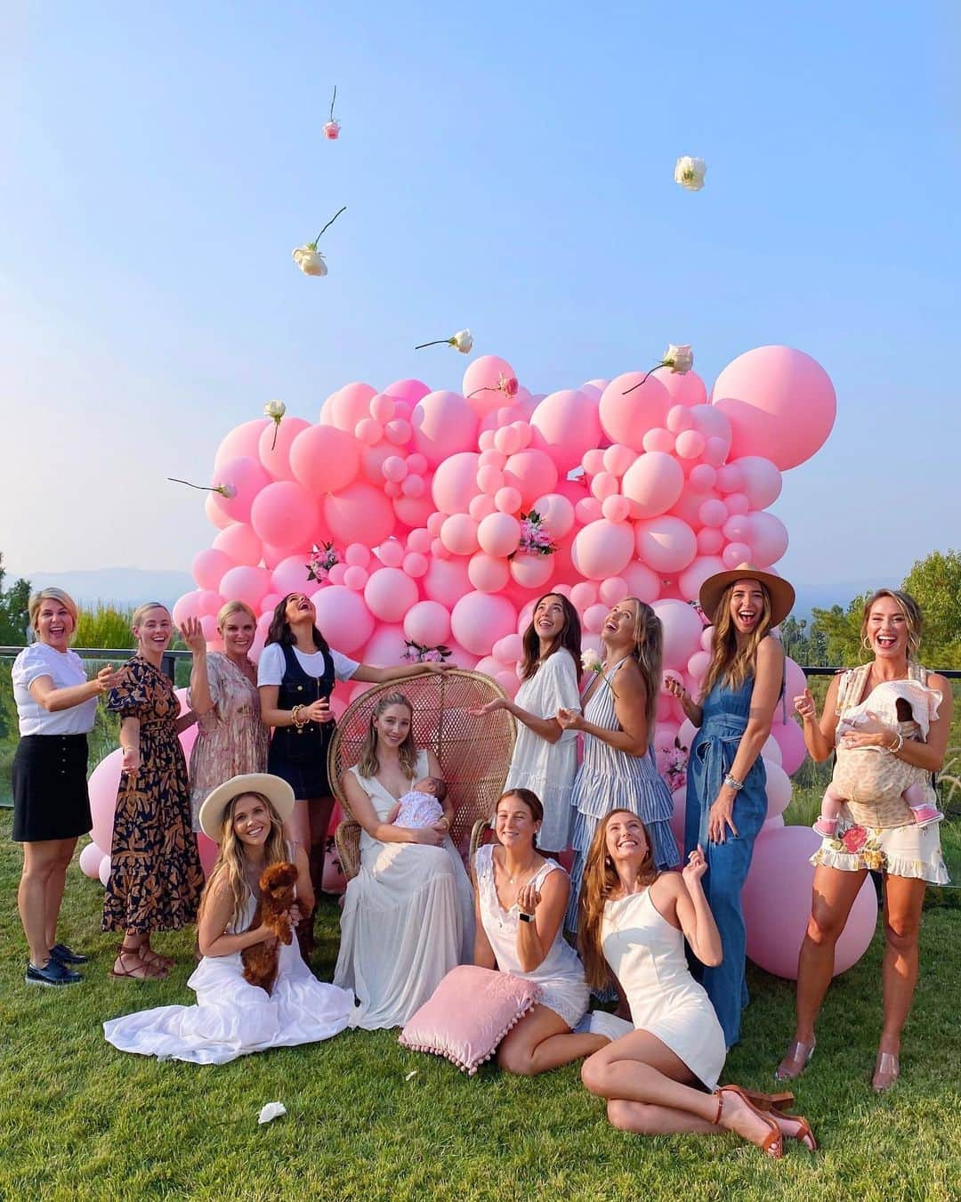 オリビア・カルポさんのインスタグラム写真 - (オリビア・カルポInstagram)「Last month I was planning a surprise baby shower sprinkle for my sister and she ended up having the baby 3 weeks early. I had to spoil the surprise but good news is we had one extra party guest!!!!! 💕💕💕💕 *also: lesson learned, do NOT plan a shower 1 week before a persons due date* .. we love you baby Solei! Better Solei-te than never @thepicnic.collective」9月28日 8時24分 - oliviaculpo