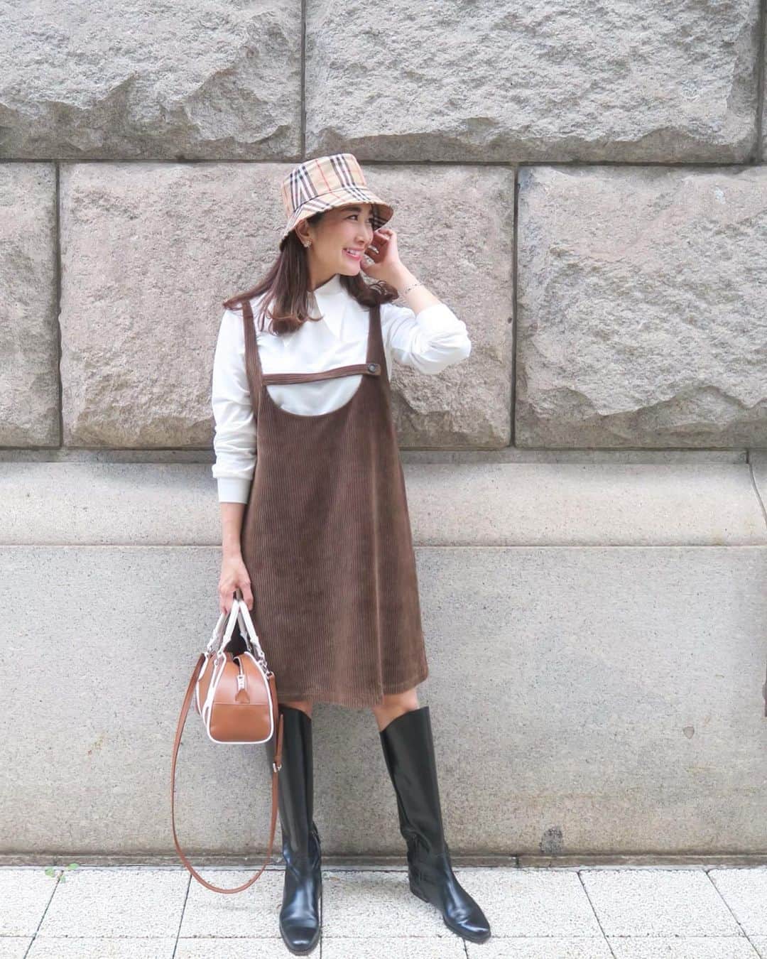 Mai Wakimizuのインスタグラム：「先日のcoordinate♡バーバリーの帽子に合わせたかった、付け襟カットソー×コーデュロイワンピの組み合わせ。うん、しっくり＼(^o^)／付け襟カットソーは近々再入荷が決まってます！襟は取り外し可能なので、シンプルにカットソーとしても使えるし色んなスタイリングが出来て◎本当に大活躍です♡ #wakkinstyle#ootd#coordinate#ママコーデ tops&dress:#linkable @linkable_official bag:#prada shoes:#bottegaveneta  hat:#burberry」