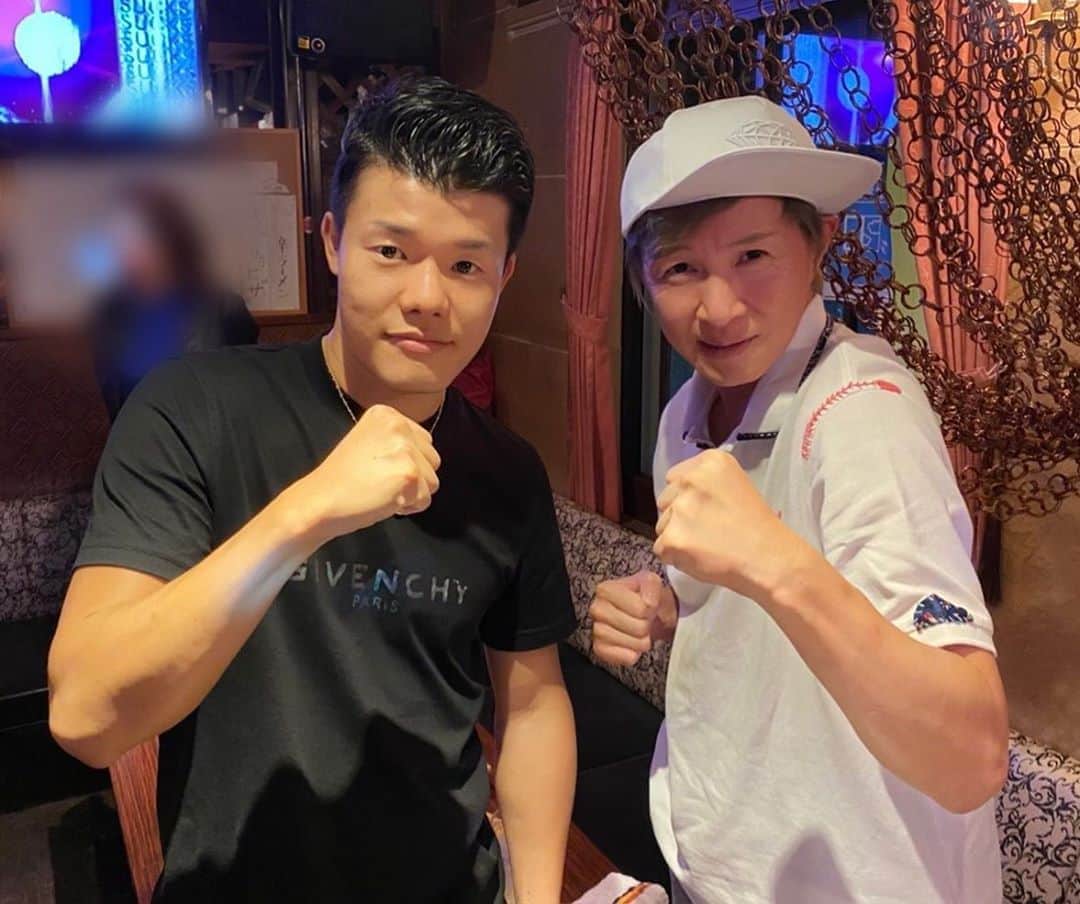 アキ（荒木良明）のインスタグラム：「小さい時からの姿も試合もテレビでいっぱい見せてもらってる和毅くん。たまたま会えた。こんなひょうきんものやったんやーたのしかった🤗  #亀田和毅 くん #ボクシング #ギャップ #いぃよぉー」