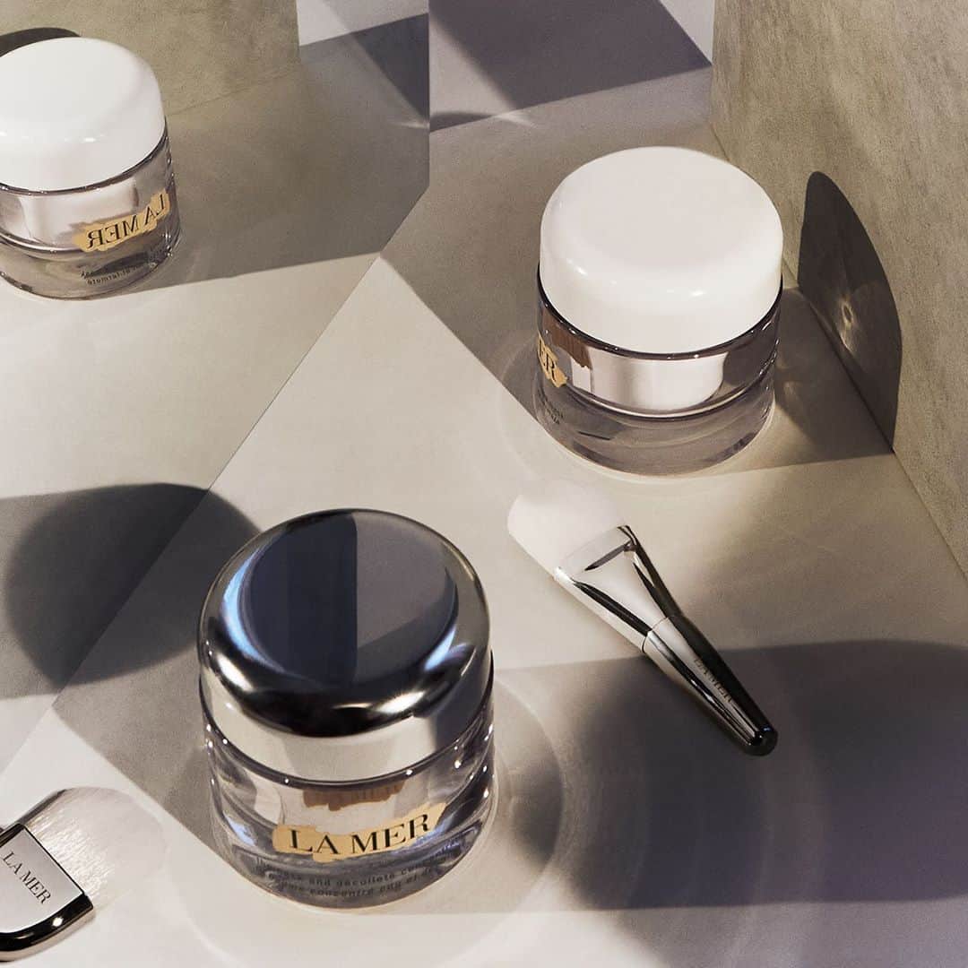 ドゥラメールのインスタグラム：「Oh the power these two little pots contain. Each with their own ultra-soft brush applicators, The Lifting and Firming Mask and The Neck and Décolleté Concentrate are powerhouse treatments that few can contend with. We suggest starting on the neck and décolleté with both of them. From there it’s up, up and away.」