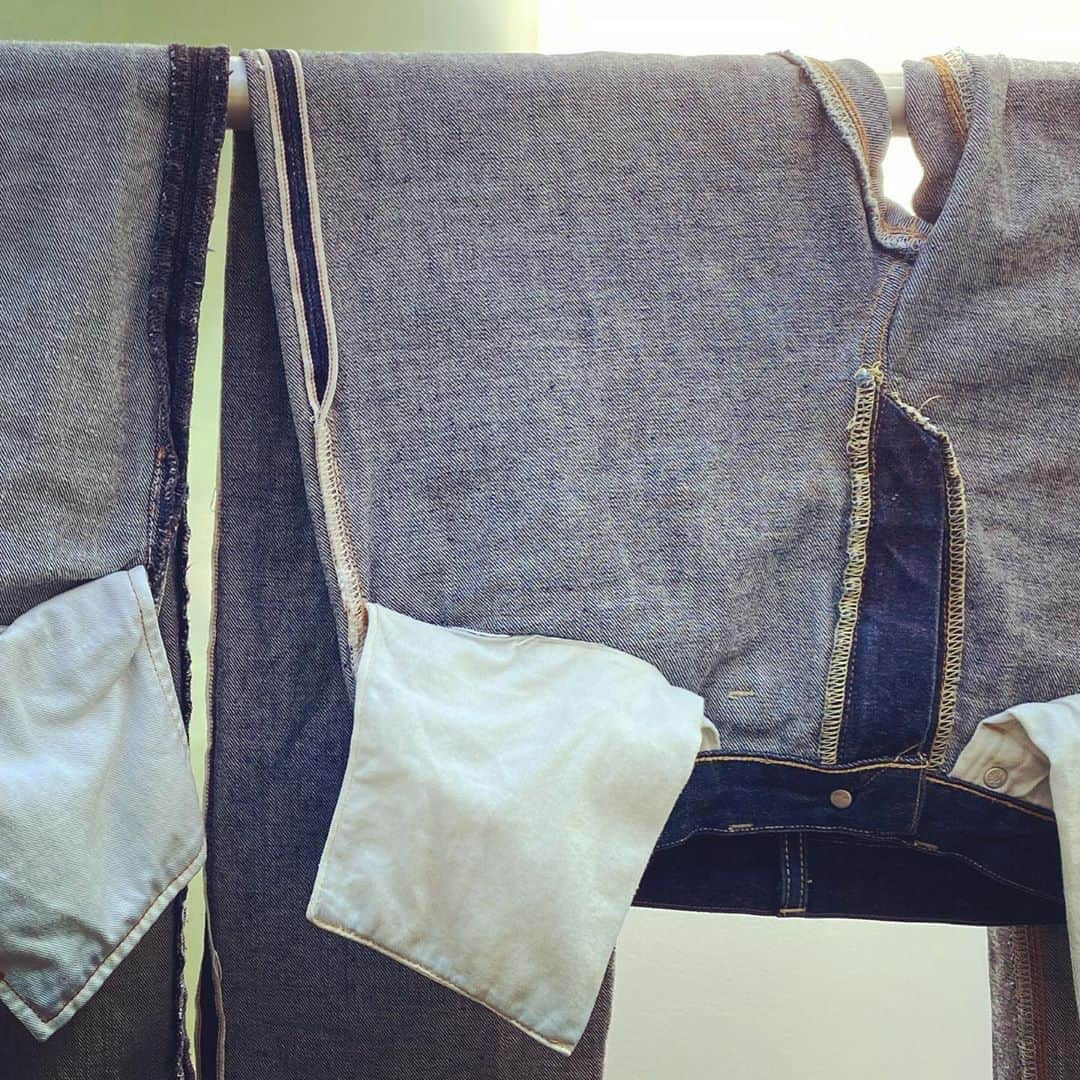 浅田信一のインスタグラム：「久々にすっきり晴れたね☀️ 陽射しにつられてジーパンの洗濯👖👖👖✨」