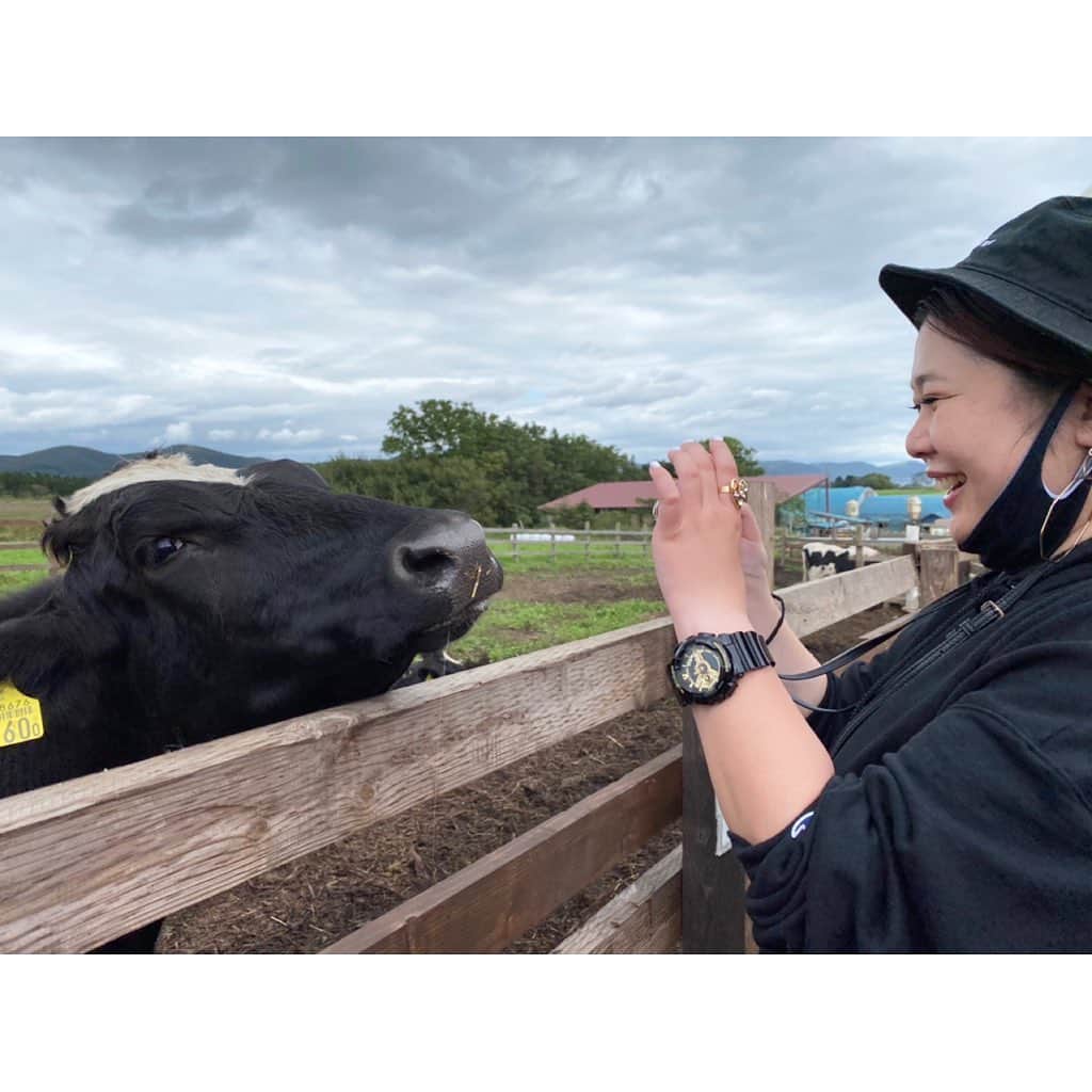 林唯衣さんのインスタグラム写真 - (林唯衣Instagram)「は〜〜〜牛可愛い♡と呑気に楽しんでいたはずの函館牛乳。この後は有名な坂とか？スイーツとか？と浮かれていたら「え、まって、カヌーの場所まで何分かかるっけ？」「ん？って、やば！もうこんな時間だったの！！予約時間に間に合わないかも！」とハプニング発生。たしかにここまで一切時計も見ずに楽しんでいた。倉田が気付くのがあと10分でも遅かったらカヌーに間に合わなかったくらい(しかも道を間違えて更に少し時間かかった。爆笑)だった。わはははは！ハラハラドキドキしながら車内で味わった函館牛乳のソフトクリームやミルクシェイク、今度はゆっくりのんびり味わおうね😂　#1枚めの写真の2人可愛い　#函館牛乳　#ハヤシ旅　@annaohmiya @ak503011」9月28日 8時57分 - yui__hayashi