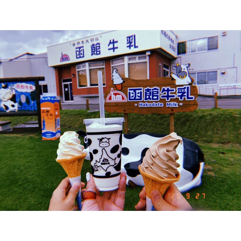 林唯衣さんのインスタグラム写真 - (林唯衣Instagram)「は〜〜〜牛可愛い♡と呑気に楽しんでいたはずの函館牛乳。この後は有名な坂とか？スイーツとか？と浮かれていたら「え、まって、カヌーの場所まで何分かかるっけ？」「ん？って、やば！もうこんな時間だったの！！予約時間に間に合わないかも！」とハプニング発生。たしかにここまで一切時計も見ずに楽しんでいた。倉田が気付くのがあと10分でも遅かったらカヌーに間に合わなかったくらい(しかも道を間違えて更に少し時間かかった。爆笑)だった。わはははは！ハラハラドキドキしながら車内で味わった函館牛乳のソフトクリームやミルクシェイク、今度はゆっくりのんびり味わおうね😂　#1枚めの写真の2人可愛い　#函館牛乳　#ハヤシ旅　@annaohmiya @ak503011」9月28日 8時57分 - yui__hayashi