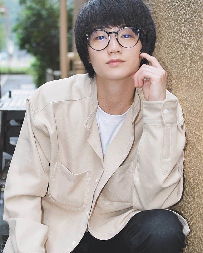外山将平のインスタグラム：「目が疲れたり､悪くなってきたなぁと思ったら ルテイン摂るといいですよん！ ほんの豆知識笑笑  #おはよう #goodmorning  photo by:key  #photooftheday#camera#portrait#model#外山将平#役者#俳優#今日の外山#ootd#Nikon#肌#美肌#一重 #写真#撮影#カメラ#ポートレート#ファインダー越しの私の世界#カメラ好きな人と繋がりたい#筋トレ#作品撮り#黒髪#メガネ男子#秋#autumn#fashion#followｍe」