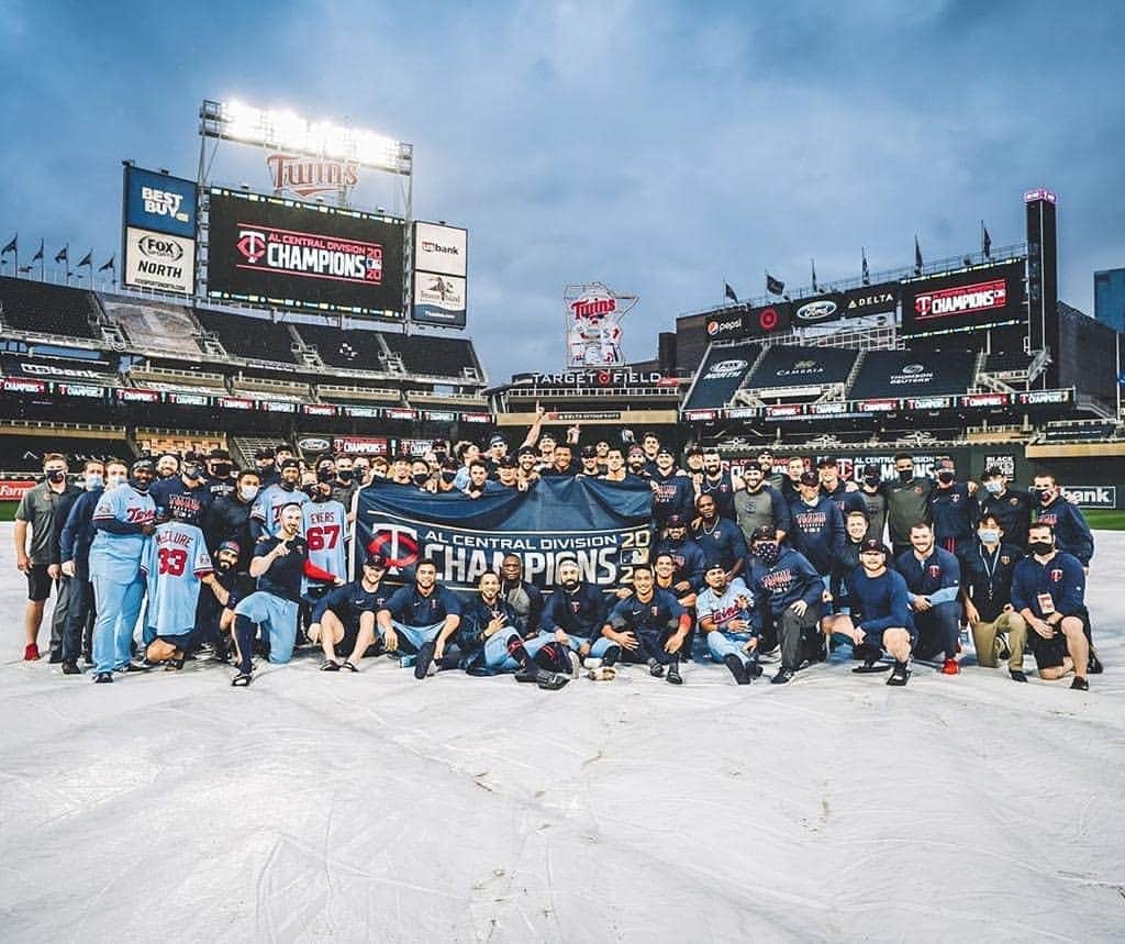 ネルソン・クルーズのインスタグラム：「AL Central Champions  1st goal accomplished, we have work to do.  Campeones de la Liga American Central.  @mlb @twins @twinsbeisbol」