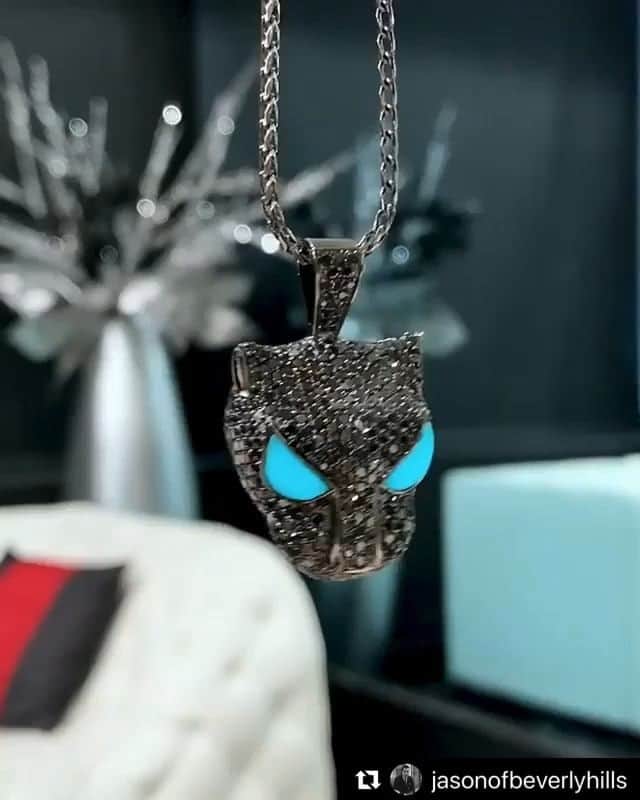 のインスタグラム：「@jasonofbeverlyhills   通常のブラックダイヤモンドのパンサーペンダントではなく、ルミネセントアイを追加した特別なモデル  #diamonds #ダイアモンド﻿ #jewelry #ジュエリー #necklace  #ネックレス﻿ #jasonofbeverlyhills #luxury #ジュエリー  #beverlyhills #ビバリーヒルズ﻿ #jasonofbh #ロサンゼルス #ラスベガス﻿ #カスタムデザイン﻿ #カスタムジュエリー﻿ #銀座 #ブティック」