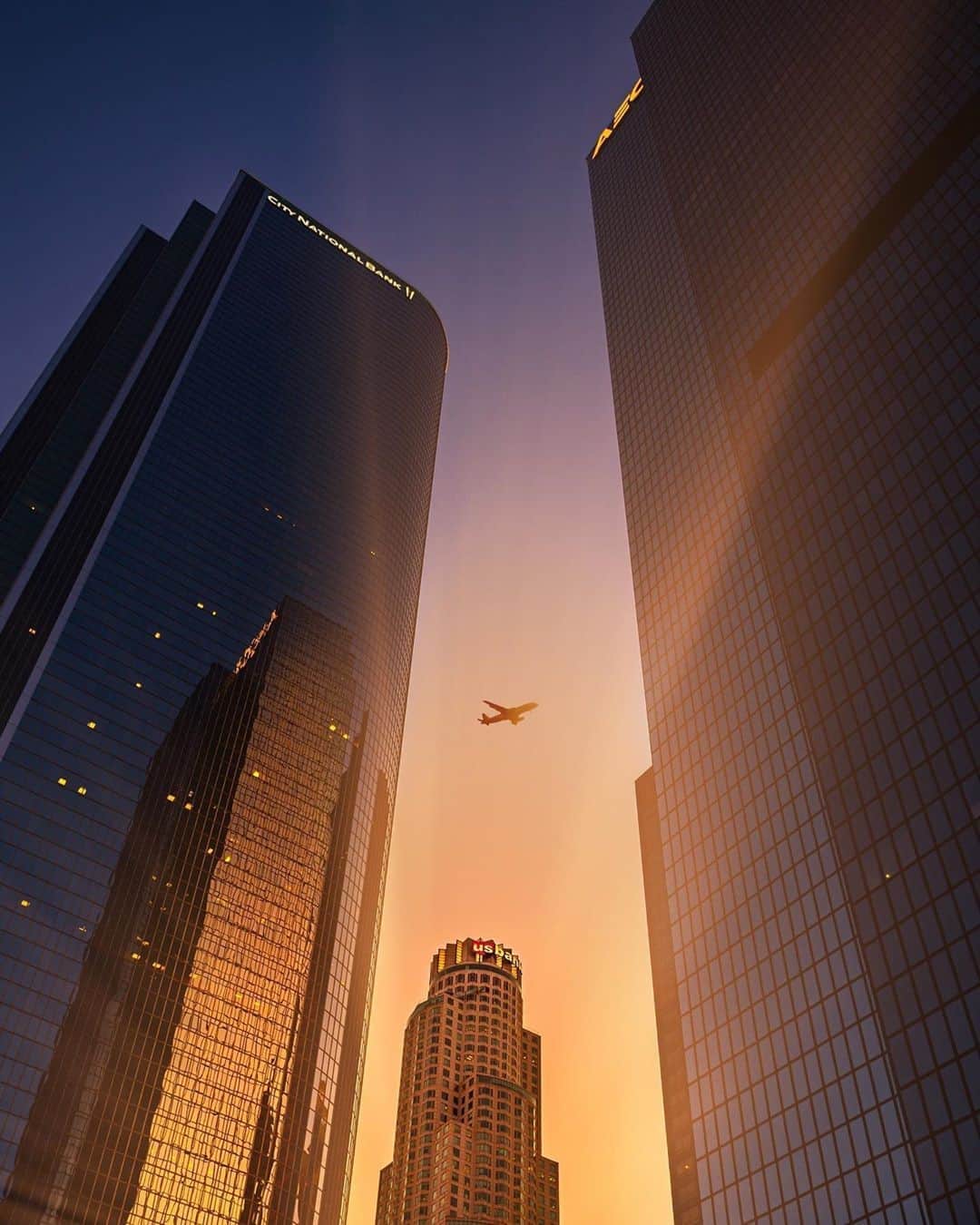 ジーエルシーオーのインスタグラム：「Sunset glow in downtown LA.⁠ ⁠ Photo by: @photojayjay」