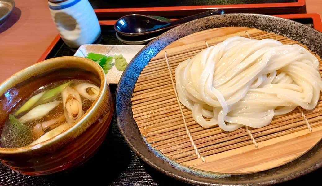 わっきーさんのインスタグラム写真 - (わっきーInstagram)「香川で新しいうどんの形。 つけ麺だけど、麺は完全手打ちの自家製讃岐うどん。 看板メニューの 「京鴨とネギのつけ麺」をいただく。 店主の寒川さんとは同世代でした。 個人で毎日頑張って営業されていて、 高松もコロナの影響を受けて 客足が減っているそうです。 微力ですが、少しでも応援に繋がれば。  #讃岐つけ麺寒川  #讃岐  #讃岐つけ麺  #讃岐うどん  #手打ちうどん  #京鴨  #つけ麺  #麺スタグラム  #香川グルメ #高松グルメ  #高松うどん  #高松ディナー  #youtube #youtuber #ユーチューブ #わっきーtv #わっきー #食レポ #飯テロ #飯テロ動画」9月28日 9時08分 - makoto_ishiwaki