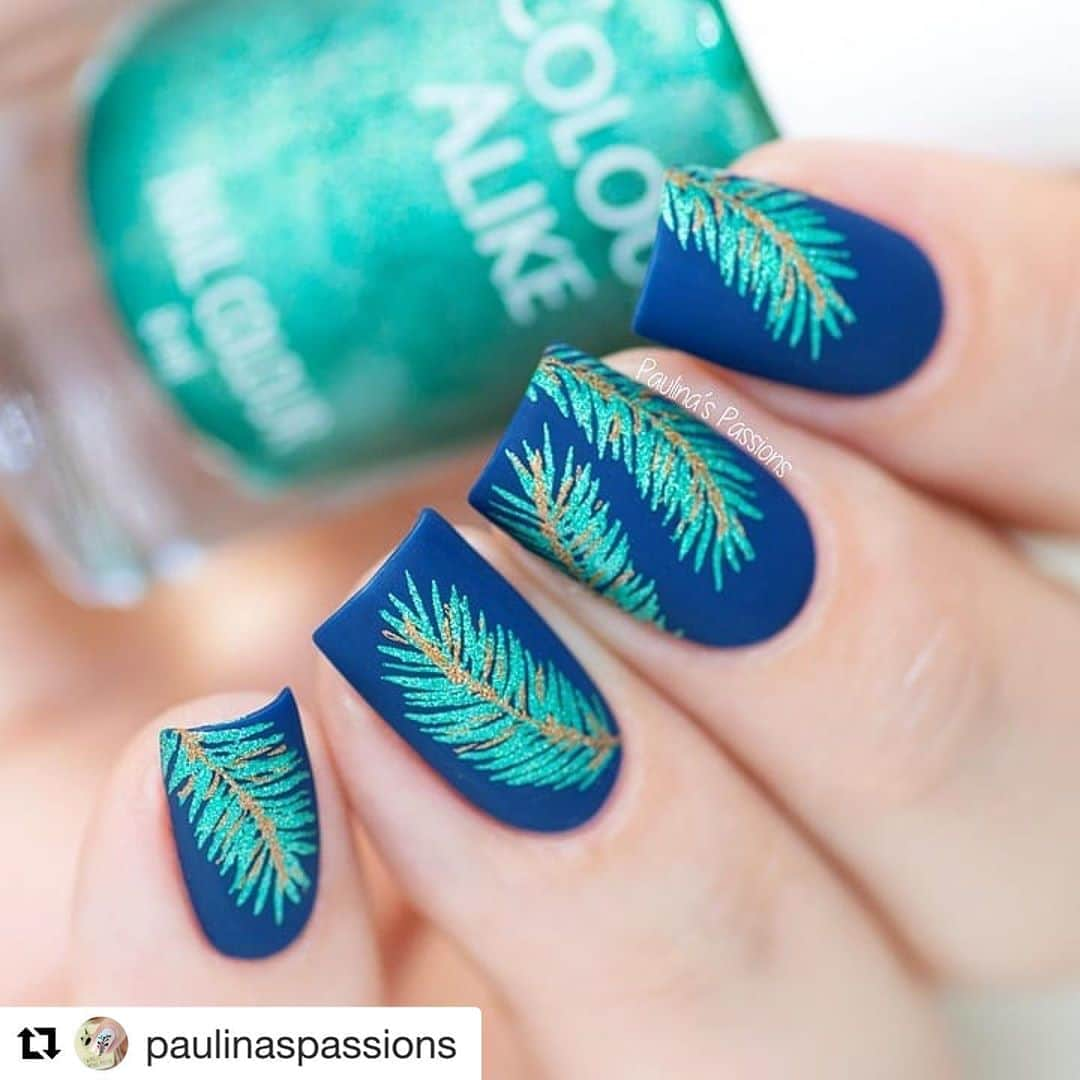 Nail Designsさんのインスタグラム写真 - (Nail DesignsInstagram)「#Repost @paulinaspassions  ・・・ Today is the last #hawaiianshirtmanifriday of the year and... it's a weird one for me 😂 the vibe was supposed to be tropical, but it's rather Christmas looking 🤔  What do you think? Tropical 🌴 or Christmas 🎄?  The brilliant idea of stamping with metallic (or in my case holo metallic) over matte comes from Magda @redheadnails. Thank you for the inspiration girl ♥️  I've used @indigonails Policeman as my base (with a matte top coat) and stamped with @colouralike Aquarium & Meerkat. Stamping plate is @moyou_london Paradise 05 (also available at @sferalakiera).  #nails #nailart #stampingnailart #tropicalnails #tropicalvibes #colouralike #moyoulondon #sferalakiera #indigonails #indigoguilty #indigopoliceman」9月28日 9時10分 - nailartfeature