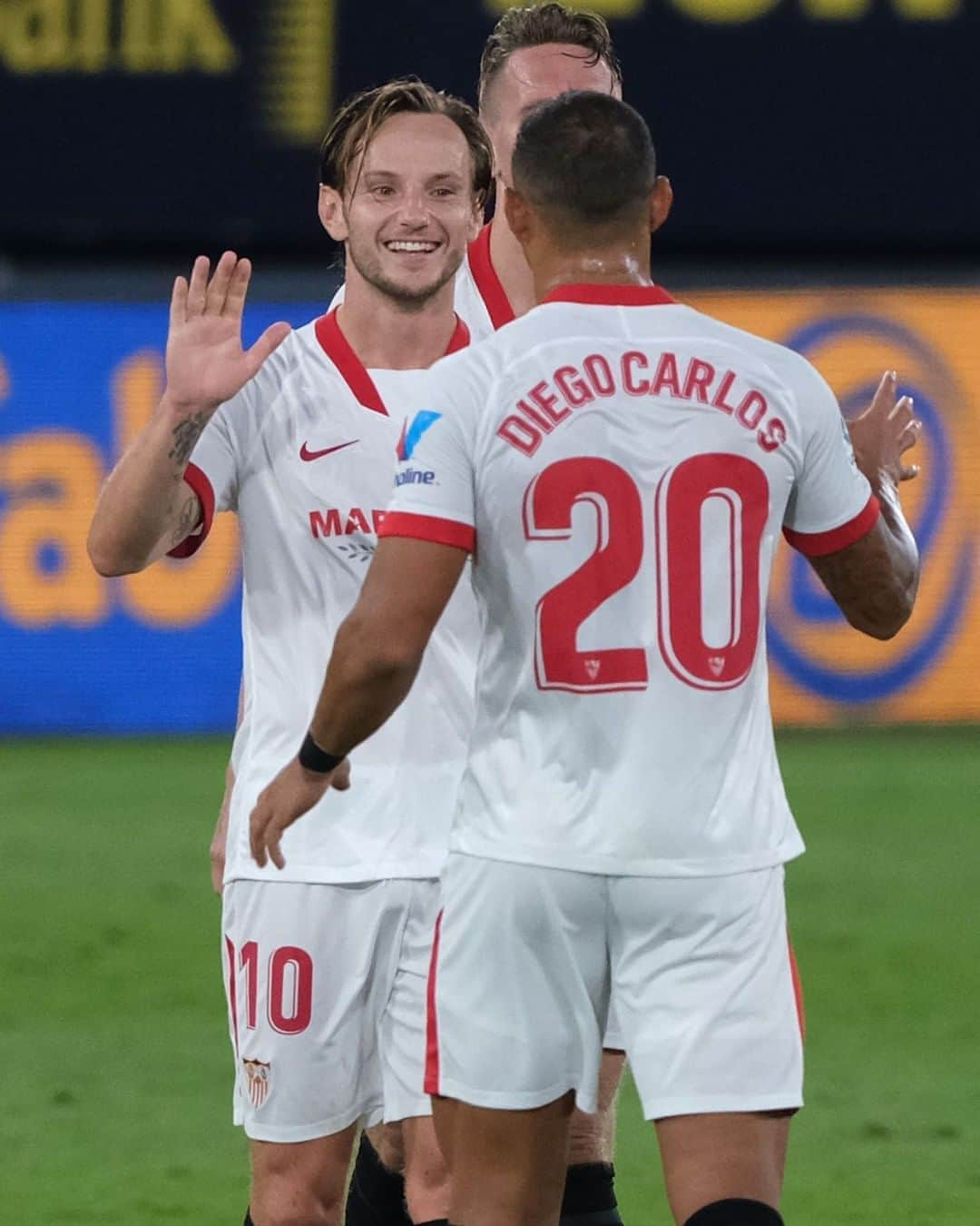 LFPさんのインスタグラム写真 - (LFPInstagram)「The PERFECT return! ❤️ 💥 • ¡El regreso PERFECTO! ❤️💥 • #Rakitic #DiegoCarlos #Sevilla #LaLiga #LaLigaSantander #Football #Goals #HayQueVivirla #YouHaveToLiveIt」9月28日 9時13分 - laliga