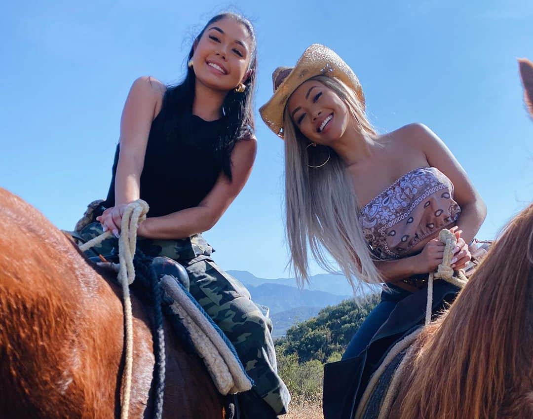 リアン Vさんのインスタグラム写真 - (リアン VInstagram)「Sunday Funday! 🐎💕 Horseback riding for my girl @stephgregstyles bday! Love you babe! ❤️」9月28日 9時14分 - lianev