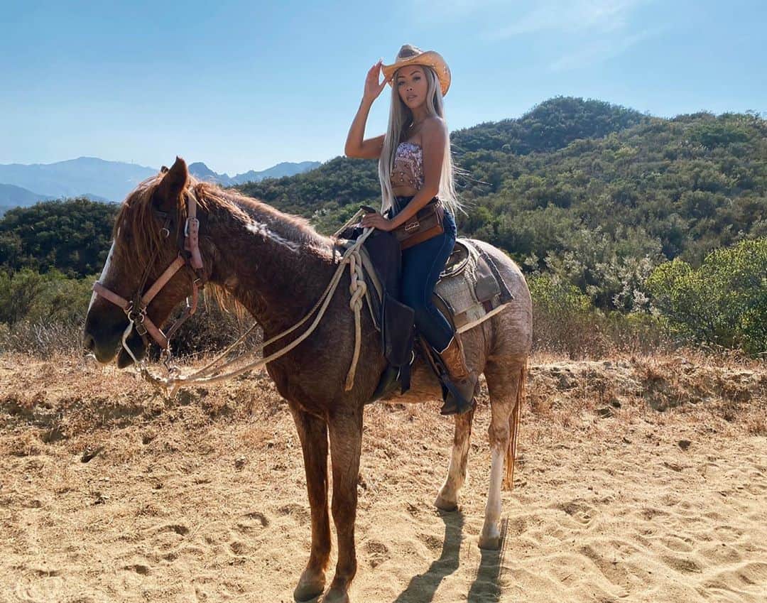 リアン Vのインスタグラム：「Sunday Funday! 🐎💕 Horseback riding for my girl @stephgregstyles bday! Love you babe! ❤️」