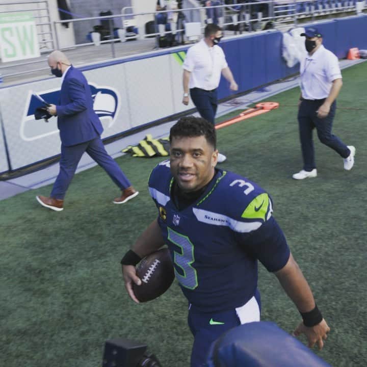 ラッセル・ウィルソンのインスタグラム：「3-0!! #GoHawks」