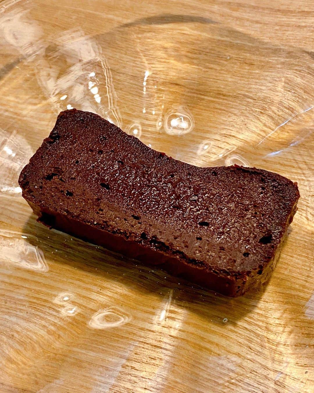 秋山具義さんのインスタグラム写真 - (秋山具義Instagram)「2回目のガトーショコラ作り。﻿ 今回は、かなり美味しくできた〜！！！﻿ 型のサイズに対して液量が少なかったんだけど、焼き加減バッチリでした！﻿ ﻿ 『ケンズカフェ東京』のレシピ最高〜！﻿ ﻿ #モジャメガネ焼き菓子部 #具義スイーツ2020」9月28日 9時19分 - gugitter