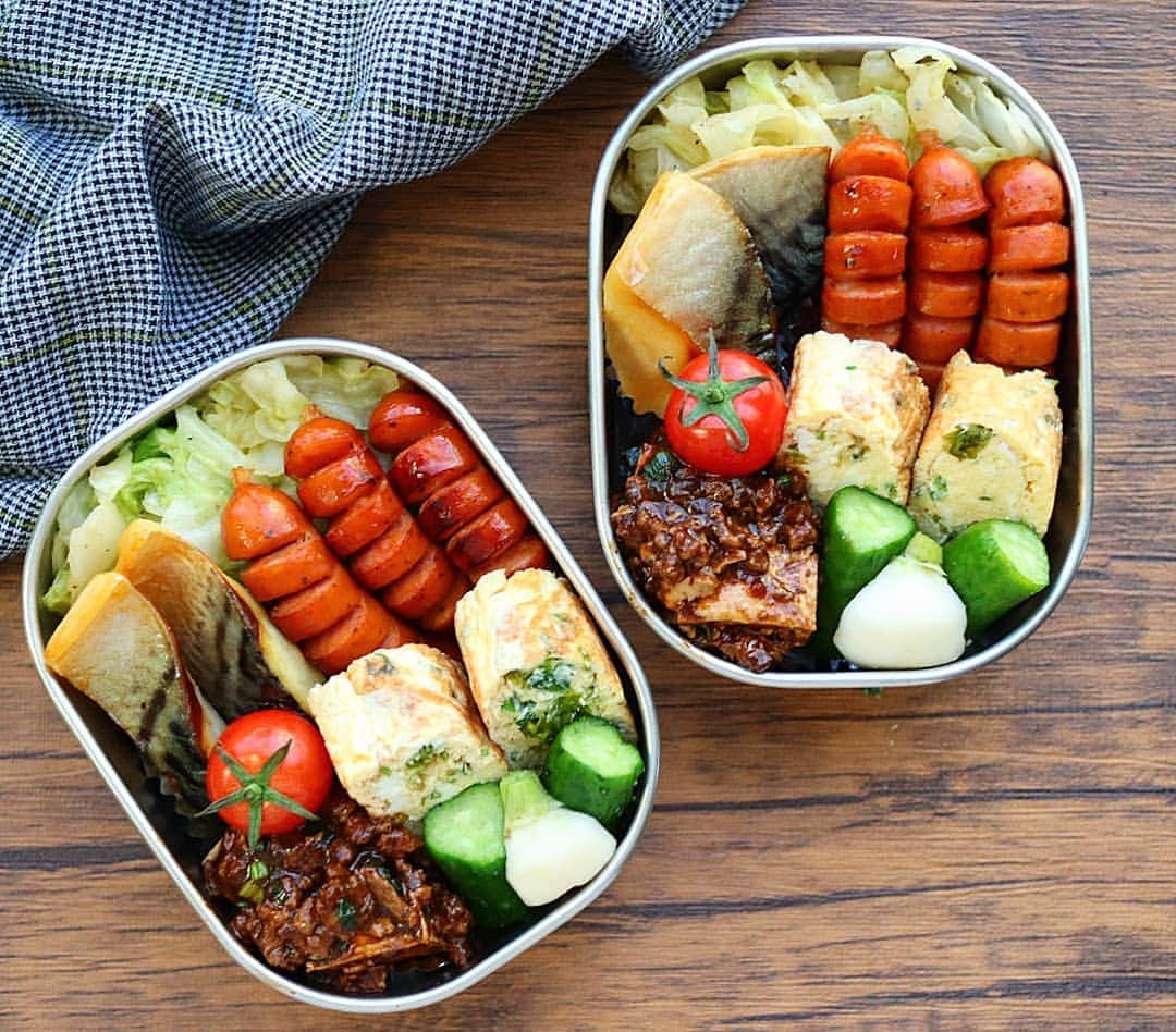 yukirichi119のインスタグラム：「2020/09/28(月) #2020ゆきりち弁当 ＊ 昨日は お買い物にぶらりと出かけてみたけど どこもものすごい人でしたー。 おはようございます🌞 ＊ 今日はちょこっと作り置き拵える予定。 宣言するほどのもんでもないけども😂 今週もよろしくお願いします🖐 ＊ 今日の ゆるっと糖質オフの夫婦弁当🍱 お弁当箱⇒360㎖ ✼••┈┈┈┈••✼••┈┈┈┈••✼ ●ご飯がわりの キャベツの塩こしょう炒め ●サバ塩焼き ●チョリソー焼き ●海苔とネギ入り玉子焼き ●昨夜の麻婆豆腐 ●きゅうりとカブの塩麹浅漬け ✼••┈┈┈┈••✼••┈┈┈┈••✼ 😀⬇ゆきりち。著書📕 ①冊目、お弁当ダイエットのレシピ本 ②冊目、サラダとお肉のダイエットレシピ本 どちらもプロフ( @yukirichi119 )のリンクから Amazonに飛べます📖 --------------------------------------------------- #野菜たっぷり #新鮮野菜 #ゆる糖質制限 #作り置き #常備菜 #ゆきりち #工房アイザワ #昼食 #diet #お弁当 #弁当 #健康 #食べて痩せる #bento #夫婦弁当 #lunchbox #昼ごはん #Japanesefood #麻婆豆腐 #チョリソー #手抜き弁当 #痩せる #ダイエット #腸活 #ふたり暮らし #発酵食品 #炭水化物抜き #ふたりごはん #ゆる糖質オフ」