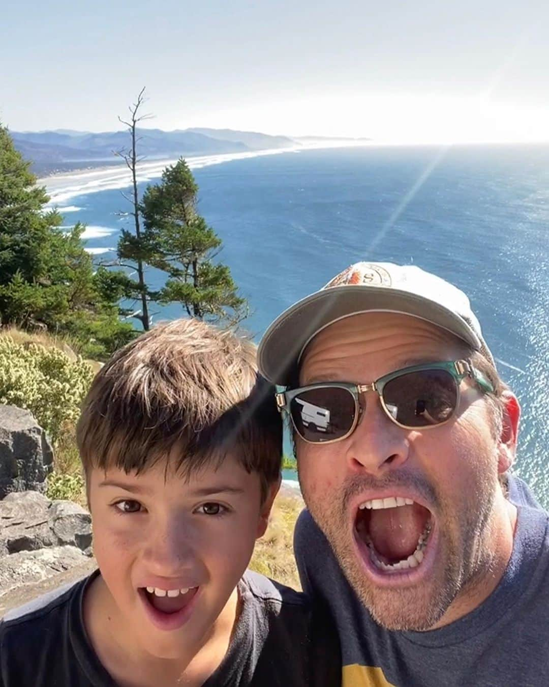 ミーシャ・コリンズさんのインスタグラム写真 - (ミーシャ・コリンズInstagram)「This Oregon coastline took our breath away. It’s a beautiful country. Let’s save it! Tag your American selfies #SaveUSVoteBlue.」9月28日 9時22分 - misha