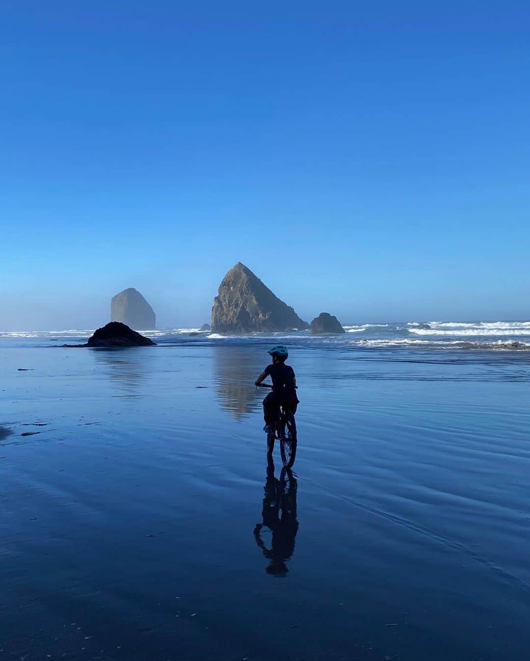 ミーシャ・コリンズさんのインスタグラム写真 - (ミーシャ・コリンズInstagram)「This Oregon coastline took our breath away. It’s a beautiful country. Let’s save it! Tag your American selfies #SaveUSVoteBlue.」9月28日 9時22分 - misha