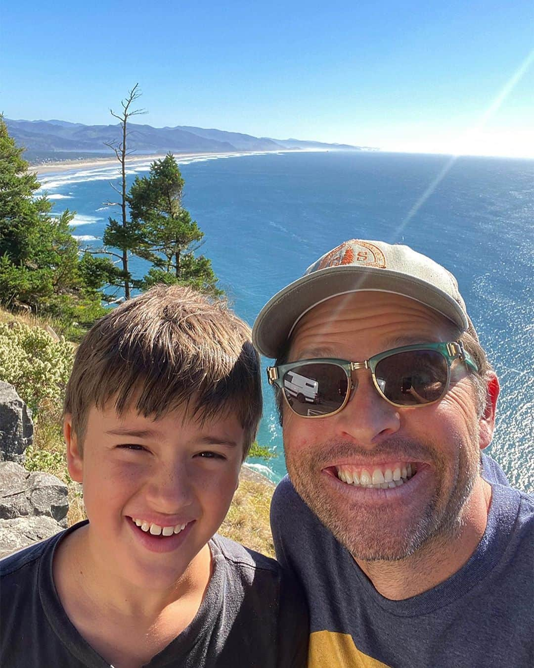 ミーシャ・コリンズさんのインスタグラム写真 - (ミーシャ・コリンズInstagram)「This Oregon coastline took our breath away. It’s a beautiful country. Let’s save it! Tag your American selfies #SaveUSVoteBlue.」9月28日 9時22分 - misha