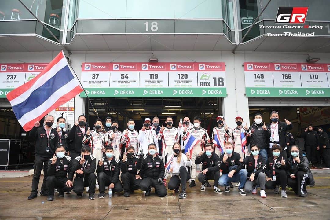 Toyota team thailandさんのインスタグラム写真 - (Toyota team thailandInstagram)「🏁🏆🏆 Champion 🏆🏆 🏁 !!!TOGETHER. WE DID IT!!! ขอขอบคุณทีมงานและผู้มีส่วนเกี่ยวข้องทุกภาคส่วน แฟนๆ ที่ช่วยทำให้ TOYOTA Gazoo Racing team Thailand สร้างประวัติศาสตร์หน้าใหม่ให้กับวงการมอเตอร์สปอร์ตไทยกับการคว้าชัยชนะในอันดับที่ 1 และ 2* ครองโพเดี่ยมในรายการ ADAC Total 24h. Nürburgring 2020 ในรุ่น Super Production 3 (SP3) กับรถคันใหม่ Toyota Corolla Altis GR Sport ในวันที่ 24-27 กันยายน ที่ผ่านมา  *ผลการแข่งขันหลังตรวจสภาพ • Car No. 120: 🏆🏆 Champion 🏆🏆 ในรุ่น และ 59 Overall 67 รอบสนาม Best Lap 10:27.365 ขับโดย เฉิน เจี้ยน หงษ์ // กรัณฑ์ ศุภพงษ์ (จั้ม) // นาโอกิ คาวามูระ • Car No. 119: 2 ในรุ่น และ 64 Overall 65 รอบสนาม Best Lap 11:17.455 ขับโดยผู้อำนวยการทีม สุทธิพงศ์ สมิตชาติ (อาร์โต้) // ณัฐวุฒิ เจริญสุขะวัฒนะ (วัว) // ณัฐพงษ์  ห่อทองคำ (แมน) // มานัต กุละปาลานนท์ (ต้น)  จากรถแข่งที่เข้าร่วมแข่งขันในปีนี้ทั้งหมด 97 คัน   การแข่งขัน 24 ชั่วโมง ที่มีฝนตกต่อเนื่องเป็นเวลานานตั้งแต่รอบ Qualifying ทำให้มีน้ำอยู่บนพื้นผิวแทร็กมาก รวมถึงทัศนวิสัยในเวลากลางคืนที่ค่อนข้างแย่ ทางผู้จัดการแข่งขันจึงได้ประกาศ Red Flag หรือธงแดงให้หยุดทำการแข่งขันเป็นเวลาร่วม 9 ชั่วโมง เพื่อป้องกันอุบัติเหตุที่อาจเกิดขึ้นได้ และในเวลา 8:00น. ก็ได้ประกาศเริ่มการแข่งขันอีกครั้ง พื้นผิวแทร็กแห้งลงบ้างและพอที่จะทำความเร็วได้บ้าง แต่ใน 2 ชั่วโมงสุดท้าย ฝนก็ได้เริ่มตกลงมาอีกครั้งในบางพื้นที่ของสนาม ทำให้การแข่งขันในปีนี้ก็เป็นอีกปีที่ท้าทาย และอันตราย   ตลอด 7 ปีที่ผ่านมา จากก้าวแรกของเราในปี 2014 ที่ TOYOTA team Thailand ตัดสินใจเข้าร่วมแข่งขันรถยนต์มาราธอนทางเรียบรายการใหญ่ระดับโลก ADAC 24h. Nürburgring ที่ประเทศเยอรมนี ด้วยการสนับสนุนจากบริษัท โตโยต้า มอเตอร์ ประเทศไทย จำกัด เราจึงได้นำ TOYOTA Corolla Altis จากประเทศไทยไปลงแข่งขันในรุ่น Super Production 3 (SP3) เครื่องยนต์ 1,800-2,000cc. ในแต่ละปีจะมีรถเข้าร่วมแข่งขันทั้งหมดไม่ต่ำกว่า 200 คัน แต่ก็ไม่น้อยที่วิ่งไม่จบการแข่งขัน เพราะเป็นสนามที่ขึ้นชื่อเรื่องความโหด เป็นสนามที่ขับยาก ท้าทาย และอันตรายที่สุดสนามหนึ่งในโลก จากสภาพภูมิประเทศที่เป็นหุบเขาคดเคี้ยว ด้วยโค้งอันตราย 73 โค้ง กับระยะทางกว่า 25 กม. ต่อรอบ จึงทำให้มีทีมแข่งรถ รวมไปถึงผู้ผลิตรถยนต์ต้องการที่จะพิชิตเส้นชัยนั้นให้ได้  ในปีแรกที่ลงแข่งขันรายการระดับโลก สู้กับทีมจากประเทศเจ้าของเทคโนโลยียานยนต์ ประสบการณ์ 35 ปีของเราแทบไม่มีความหมาย แต่เราก็ฝ่าฟันทุกอุปสรรค์ม」9月28日 9時25分 - toyotagazooracingteamthailand