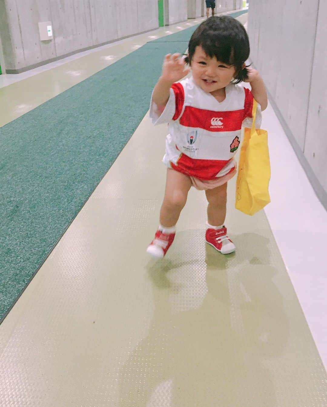 杉岡沙絵子さんのインスタグラム写真 - (杉岡沙絵子Instagram)「我が家の 小さな日本代表の成長🥰 　 1:新生児 2:2ヶ月 3:1歳1ヶ月 4:日本代表が一年前歩いた 　エコパの廊下をお気に入りの 　こっこの袋を持って歩く。笑 　 ・ ・ #japanway#rugby#エコパ#シズオカショック」9月28日 9時26分 - saeko_sugioka