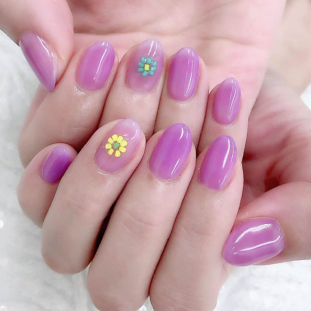 のインスタグラム：「おはよー🧚‍♀️ きゅるーん💜 ぱーぷるねいる💅🏻 片手に1本ずつビーズのお花のアクセント入れました🌼 とっても可愛い✨  #nail  #nailart  #naildesign  #ネイル #ビーズネイル #ネイルデザイン  #シンプルネイル #ワンカラーネイル #ビーズフラワー  #パープルネイル #大人ネイル #可愛いネイル  #クリアネイル  #おしゃれネイル #流行りネイル」