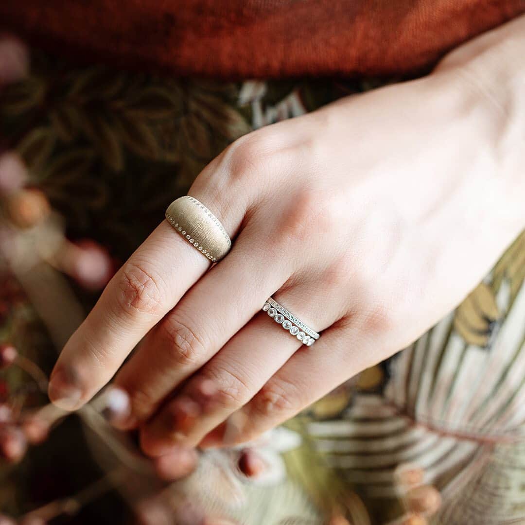 AbHerї〈アベリ〉さんのインスタグラム写真 - (AbHerї〈アベリ〉Instagram)「Enjoying the AbHerï Jewelry in Autumn.  組み合わせや取り入れ方によって 様々な表情で輝くジュエリー。   単に装いを飾るだけでなく 心の内も明るく照らしてくれます。   今月のコラムでは、 アベリのスタッフがおすすめする 秋のジュエリーの楽しみ方をご紹介しております。 ぜひご覧ください。 ▶プロフィールURLよりOnlineShop〉Special〉Column   #abheri #アベリ #column #コラム」9月28日 9時33分 - abheri_official