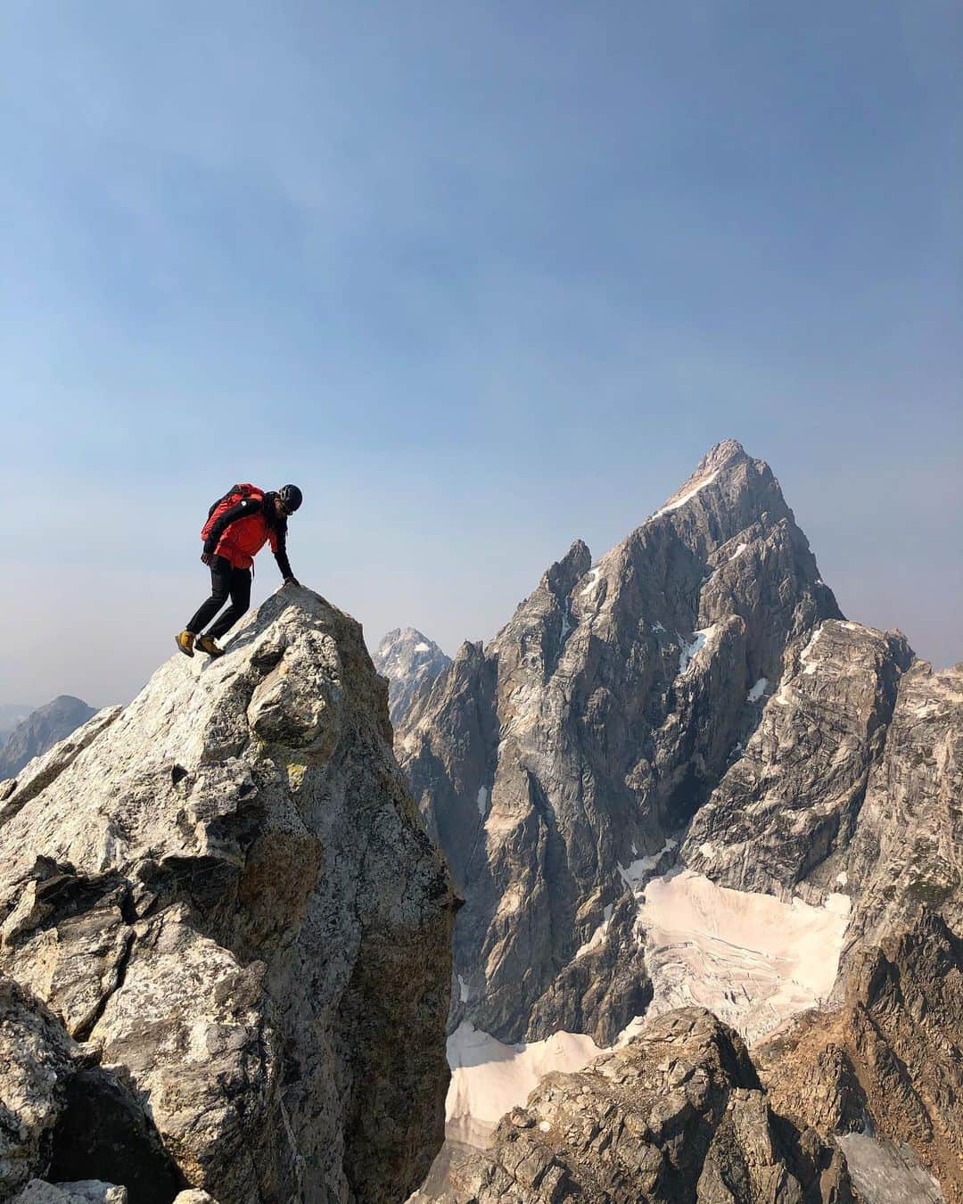 コンラッド・アンカーさんのインスタグラム写真 - (コンラッド・アンカーInstagram)「The Grand Teton Range of Wyoming offers technical climbing in a demanding environment. The steep gneiss can range from incredibly solid with climbable features to loose rock in a state of disintegration. Over the years thousands of climbers have perfected their craft in this multifaceted range.  Early September @sav.cummins @adreadedclimber & @jimmychin and I set out to do the Grand Traverse with bivouacs for the fun of camping out with friends. Jimmy and Sav, in working with the @nytmag, would see the climb through their lenses. Days spent moving over ground with a pack and nights spent keeping warm are quality regardless of where they take place. A little adversity brings us closer.   Manoah on the summit of Teewinot, group picture - smiles all around,  Savs snaps of Manoah leading and soloing, a small hole in the rock with the setting sun, Sav remembrance, descending from the Upper Saddle as the hammer graces the anvil, Jimmy joking about my glasses after the windy bivy, sunset, Jimmy’s night photo.   In March of this year @nolan_smythe was killed in a climbing accident. Sav has been on a path reconciliation with climbing and gravity after her loved one was lost. Spreading a thimble full of his ashes was a step in this process. Perhaps one is a “lifer” when you work through grief by climbing.  We miss you Nolan.  With gratitude to the wonderful people @nytimes for your interest in climbing.  Thanks, as ever @danduane for your writing.   @grandtetonnps is within Crow, Gros Ventre, Blackfeet, Nez Perce, Bannock & Shoshone Traditional Lands. Thank you Park service for being good stewards of public lands.」9月28日 9時40分 - conrad_anker