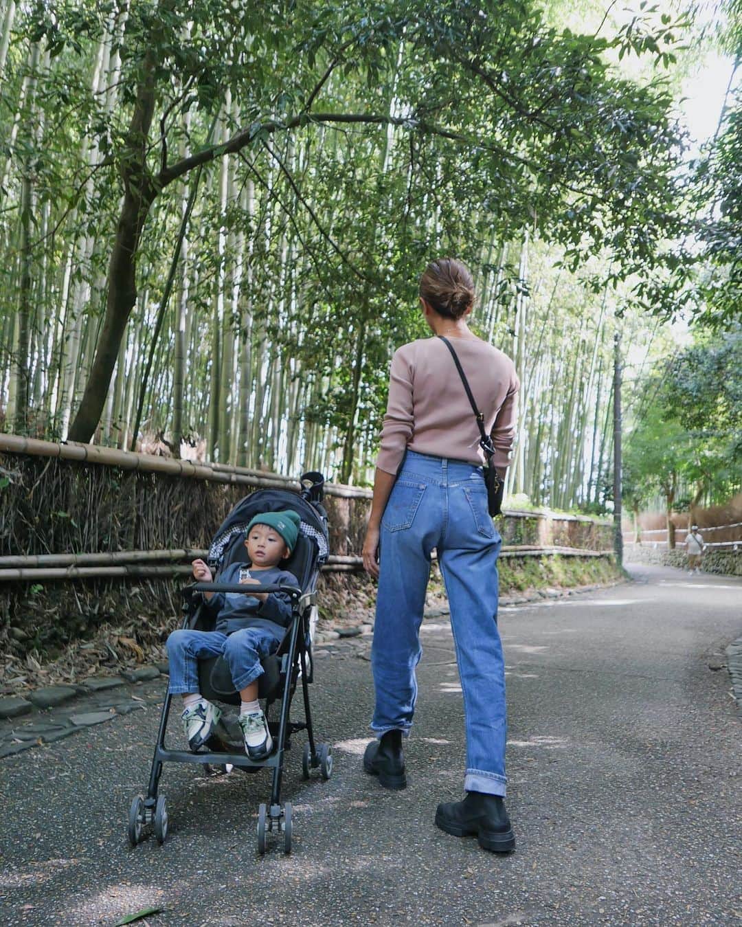 のインスタグラム：「.﻿ 京都はまだまだとても暑かったけど﻿ この道に入ったら涼しくて気持ち良かった🙂﻿ ﻿ ザワザワとした音に癒された〜﻿ 台風がきたら大丈夫なの❔と﻿ ちょっと心配にもなりました笑﻿」