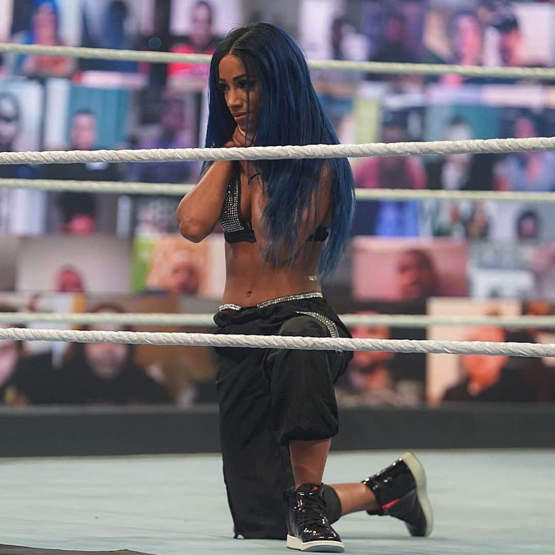 WWEさんのインスタグラム写真 - (WWEInstagram)「@sashabankswwe is here!! She brutally attacks @itsmebayley at #WWEClash!」9月28日 9時55分 - wwe