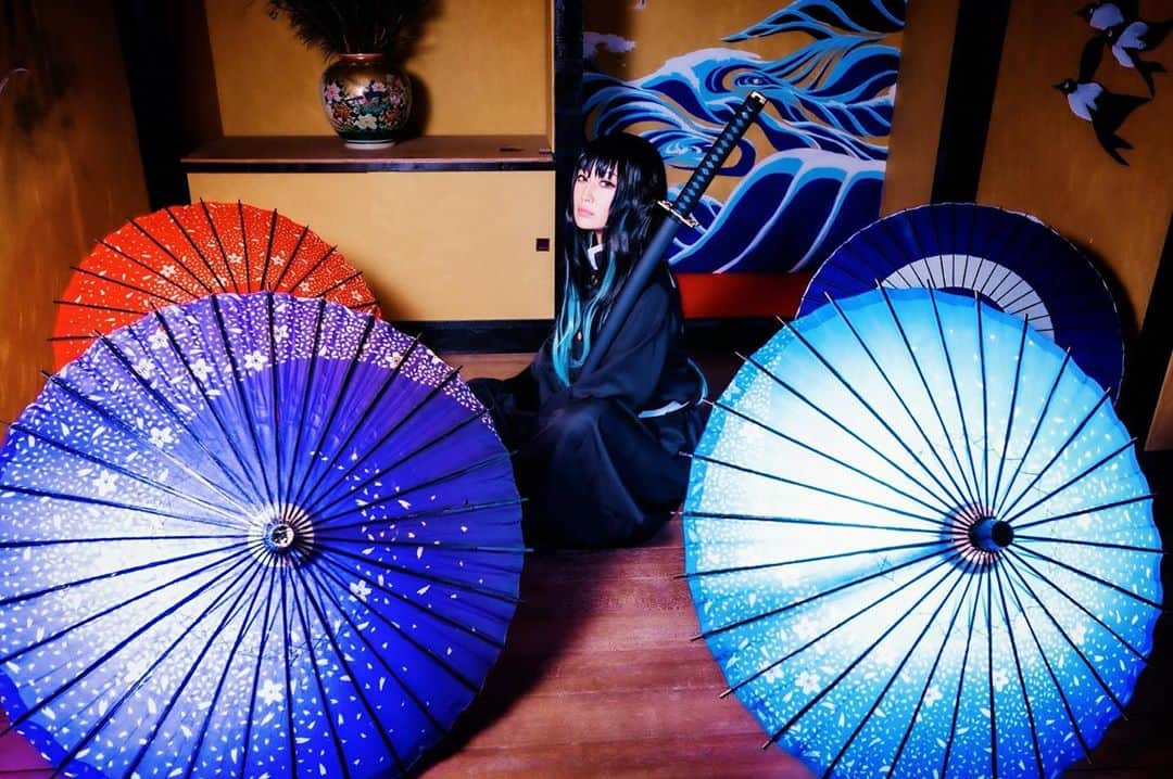 若月雅のインスタグラム：「鬼滅併せ、初主宰でした！ 参加してくれはった皆様ありがとうございました😊✨ . 来月の映画公開に向けて、暫く柱データ続きます。笑 お声がけしたレイヤーさん方、皆顔がいい（＾ω＾）♡ . 📸(@mikumiku0024)⇆Twitter垢 . . #花顔スタジオ  #鬼滅の刃 #時透無一郎 #和　#番傘 #ストロボ撮影」