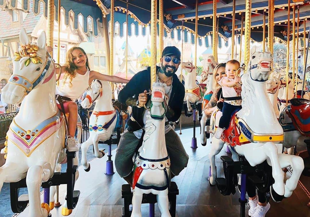 A.J.のインスタグラム：「Tomorrow night’s episode of #DWTS is going to be a magical one!!! I have so many wonderful memories of going to Disneyland with my family. Seeing Disney through the eyes of my daughters...I have to tell you there’s just nothing like it. My girls are so excited for tomorrow, and so am I!! Make sure you tune into ABC at 8|7pm central and vote vote vote!!! #TeamPrettyMessedUp」