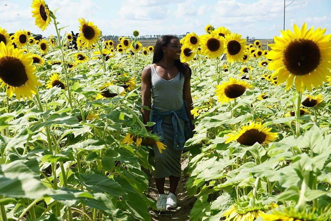 シモーネ・バイルズさんのインスタグラム写真 - (シモーネ・バイルズInstagram)「sunflowers just make me happy 🌻」9月28日 9時57分 - simonebiles