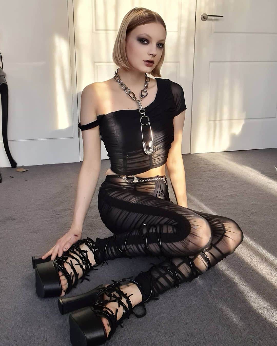 ティール・ココのインスタグラム：「*Scroll* ➡️ to see my yoga moves...😏🙏 Mum said the second picture was "Out There"... 🤣 Whatchu think? 💭 . . . Wearing: @darkerwavs 🖤 ➕ @currentmoodclothing Shoes ⛓️ Chain by @bitchfist_ 🔗 ➕ @99percentis saftey pin 📌」