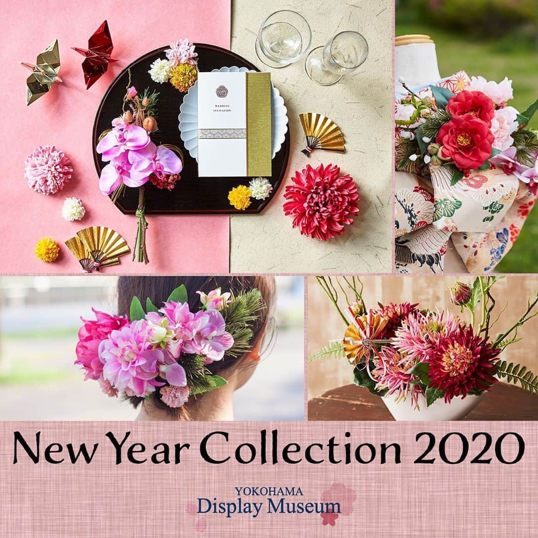 横浜ディスプレイミュージアムのインスタグラム：「＊ 🌸🎍New year collection 2020-2021🎍🌸  おはようございます☀ ディスプレイミュージアムではクリスマスと同時に、正月を迎えるアイテムも続々入荷中です👀✨ 今回は注目の正月テーマと新商品をご紹介👘アレンジの参考にしてくださいね🎶  🌸正月テーマ:FLORAL LIAISON🌸 新春から梅、桃、桜と咲き続ける風景をイメージ。 桃色、桜色、紅梅の紅など、あらゆるピンクを組み合わせた華やかなデコレーションが特徴です。 髪飾りや帯アレンジなど、新春のイベントにぴったりな提案となっています🌅  🟣新商品:スポッティングフラワー🟣 皇室で使用される高貴な色濃紫(こむらさき)の絞り染めのような色合いが特徴のハイランクフラワー。 濃紫は藍色やバーガンティ、黒の花と相性がよく、使用する色によって雰囲気が大きく変わります。 ダリア、リリーの二種類が販売されています。どちらも主役級の働きをする、注目のアイテムです👀  アレンジ&商品は店内二階にて続々展開中ですので、是非お確かめくださいね🎍☀️  詳細はポピー2020-2021秋冬カタログをご覧ください。 ※カタログについてのお問い合わせはホームページ内のお問い合わせフォームよりお願い致します。」