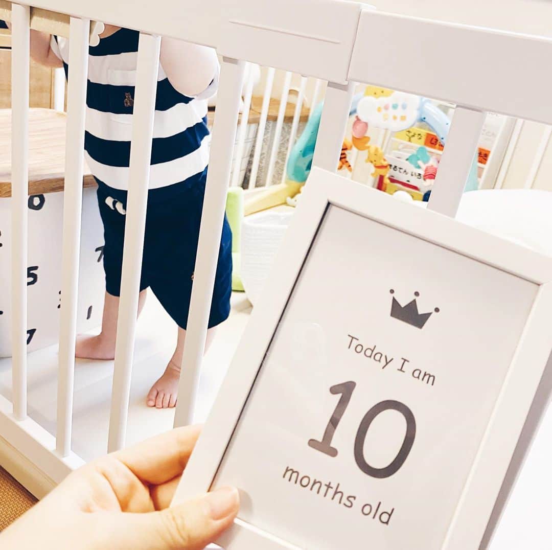 unoのインスタグラム：「2020.9.26 息子、10ヶ月になりました！（2枚目が成長メモです） ついに月齢も二桁。1歳も間近に思えてきました。 1日3回になった離乳食もわりと順調で、体重は9kgを超えました。 出生時は3kgちょいだったのになぁ…！と感慨深いです。ㅤㅤㅤㅤㅤㅤㅤㅤㅤㅤㅤㅤㅤ 夕方の西日が差すリビングで息子を見ると細い髪の毛が透けて、 キラキラと周りの空気が光っているようにも見えて、 これが尊いという感情か〜〜〜〜…などとも思ったり。 こういう日々の小さな感動を糧に、大変ながらもなんとか子育てを楽しめてる気がします。 ㅤㅤㅤㅤㅤㅤㅤㅤㅤㅤㅤㅤㅤ 大変だなぁと思うことも多いけど、 そんな時にはこんな妄想を。 何年後かの未来の自分がタイムスリップしてきて、 「赤ちゃんのうちにいっぱい抱きしめて、プニプニすべすべなほっぺや身体に思う存分スリスリして！！写真や動画たくさん残して！！」と言うという… そんなことを本当に言う気がして、 1分1秒でも息子のことを見ていたいと思ったり。 そのぐらい、今はかけがえのない時間を過ごしてるんじゃないかなと思います。 産前や産後直後は早く仕事復帰したいなという気持ちもあったけど、 今はそういう気持ちにもなってしまって、すごく複雑な感情が入り乱れています…（保育園申し込みもそろそろです😭） ㅤㅤㅤㅤㅤㅤㅤㅤㅤㅤㅤㅤㅤ コロナもまだ落ち着きませんが、少しだけ外出も楽しめるようになってきました。 友人ママにたくさん助言をもらえたのも嬉しかったしすごく助かった！ 先日は初めての動物園も行くことができました。 （途中で寝てしまってものの15分の滞在でしたが…笑） 息子に無理のない範囲で、これからも少しずつ楽しんでいけたらなと思います。」