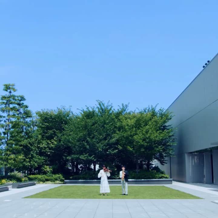 のインスタグラム：「フェンディがウィズコロナ以降にスタートさせた「フェンディ ルネサンス – アニマ・ムンディ」は、離れて活動せざるを得ない世界中の演奏家が再会し、再びオーケストラとして一つになって、活動の場を提供することで音楽と文化の再興を後押しするワールドワイドプロジェクト。また海外への渡航制限がある中で、各都市のランドスケープと音楽が融合したコンテンツを提供することで、ささやかな楽しみを味わってもらおうという意義あるプロジェクトです。  ブランドの故郷であるローマを皮切りに、第二弾の上海、そして第三弾の東京では、GINZA SIXの緑豊かな屋上庭園「GINZA SIXガーデン」も舞台のひとつに！   なお、この東京編では今回の新型コロナウイルス感染症以外にも、東日本大震災以降のこの10年、様々な困難に直面してきた日本において、懸命に未来に目を向け活動を続ける若い世代のアーティストを起用。東京藝術大学音楽学部の学生でバイオリニストの荒井里桜さんと、同大学出身のサクソフォン奏者である上野耕平さんが、フェンディの2020年プレフォールコレクションを纏い、ロッシリーニ作曲の「ウィリアム・テル序曲」からのフィナーレを伸びやかに演奏しています。  視聴はフェンディの公式サイトwww.fendi.com および公式SNSチャンネル@fendiほか、東京芸術大学の公式サイトhttps://www.geidai.ac.jp/ および公式ツイッターhttps://twitter.com/tokyo_geidai で！  “Fendi Renaissance Anima - Mundi” is a project on a worldwide scale to support music and culture by providing a platform for musicians around the world to reconvene as an orchestra at a time when they are unable to physically tour. With overseas travel restricted for so many, the project also gives audiences a new experience through performances that bring together music with international cityscapes.  Following the first Fendi Renaissance performance set in the brand’s home city of Rome, the second installment was set in Shanghai, and the third in Tokyo. The Tokyo performance includes the verdant GINZA SIX Rooftop Garden as one of its settings.  Featured in the Tokyo installment are two up-and-coming Japanese musicians who’ve grown up in the difficult decade spanning between the 2011 Tohoku earthquake and the COVID-19 pandemic: violinist Rio Arai and saxophonist Kohei Ueno. Arai is a current student at the Department of Music at the Tokyo University of the Arts, and Ueno is an alumnus. The two performers are dressed in looks from Fendi’s Pre-Fall 2020 Collection, and interpret the finale of Gioachino Rossini’s “William Tell Overture.”   Check out Fendi’s official site (www.fendi.com) to watch the video and follow them on social media @fendi. Also check out Tokyo University of the Arts’ website (https://www.geidai.ac.jp/) and official Twitter (https://twitter.com/tokyo_geidai).  #フェンディ #fendi #FendAnimaMundi #FendiRenaissance #ginzasix #ginzasixガーデン #屋上庭園  @fendi @ginzasix_official」